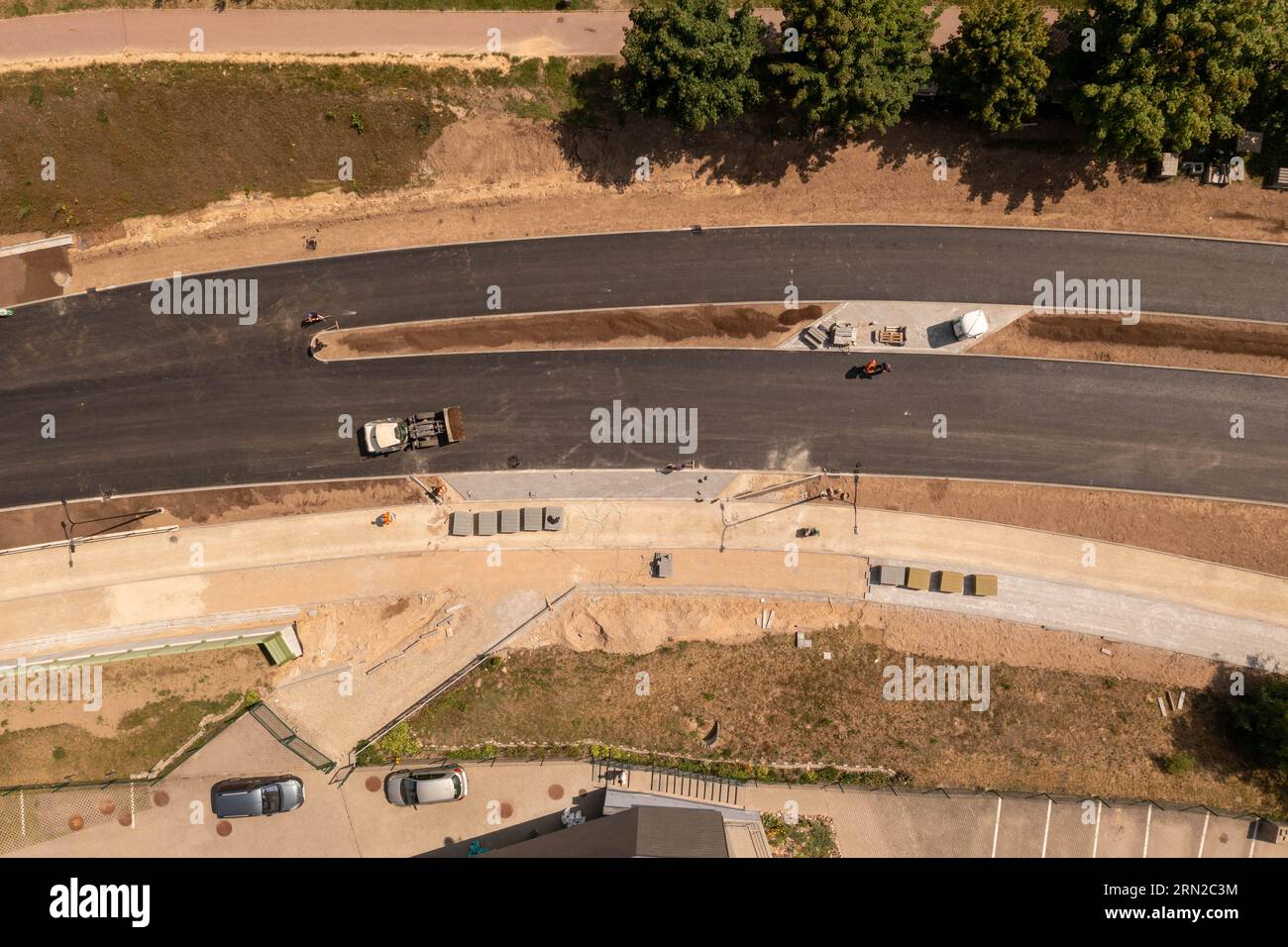 Drohnenfotografie eines Bauwerkes auf einer Straße am Sommertag Stockfoto