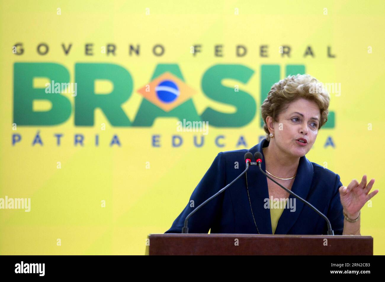 Die brasilianische Präsidentin Dilma Rousseff hält eine Rede während einer Zeremonie, in der sie das Bem-Simples-Programm im Planalto-Palast in Brasilia, Brasilien, am 26. Februar 2015 lachte. Ed Ferreira/AGENCIA ESTADO) (jg) BRASILIEN AUS BRASILIEN-BRASILIA-POLITICS-ROUSSEFF e AE PUBLICATIONxNOTxINxCHN die brasilianische Präsidentin Dilma Rousseff hält eine Rede während einer Zeremonie, in der sie das Bem-Simples-Programm IM Plan Alto Palace in Brasilia Brasilien AM 26 2015. Februar lachte Ed Ferreira Agencia Estado JG Brazil Out Brasilia POLITICS NOussexATICATIOPUxBLINE PUxTIEN PUxBLN Stockfoto