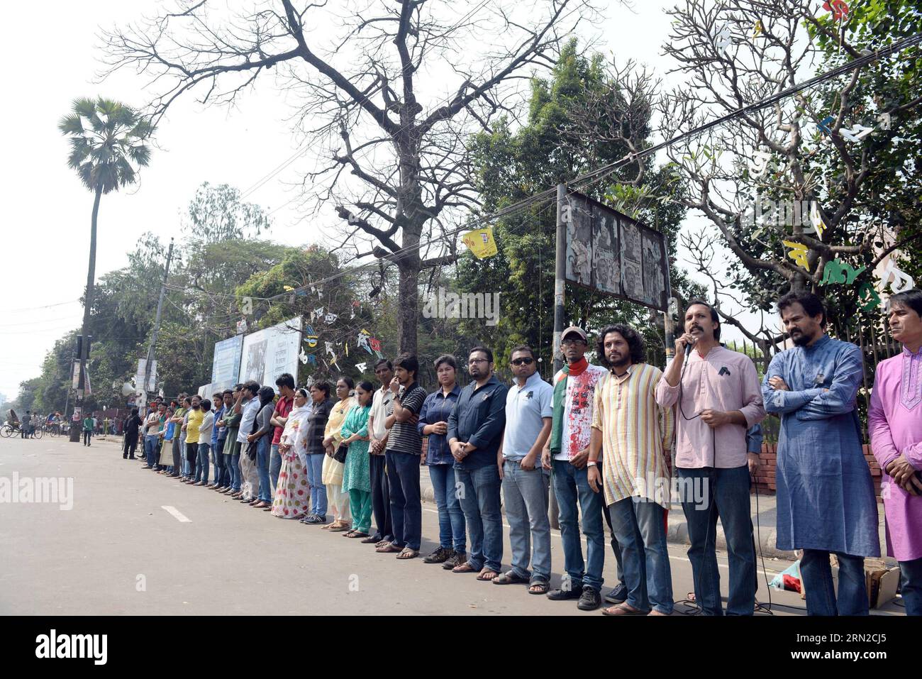 Sozialaktivisten, Blogger und Schriftsteller nehmen an einem Protest Teil, in dem die Verhaftung des Mörders in der Dhaka University Area in Dhaka, Bangladesch, am 27. Februar 2015 gefordert wird. Unbekannte Angreifer haben Donnerstagabend einen bangladeschischen Blogger in der Hauptstadt Dhaka zu Tode gehackt. BANGLADESCH-DHAKA-MORD SharifulxIslam PUBLICATIONxNOTxINxCHN Sozialaktivisten Blogger und Schriftsteller nehmen an einem Protest Teil, der die Verhaftung des Mörders in der Dhaka University Area in Dhaka Bangladesch Februar 27 2015 Unbekannt Donnerstagnacht gehackt einen bangladeschischen Blogger zu Tode in der Hauptstadt Dhaka Bangladesch Dhaka Mord PUBLICATIONxNOTx Stockfoto