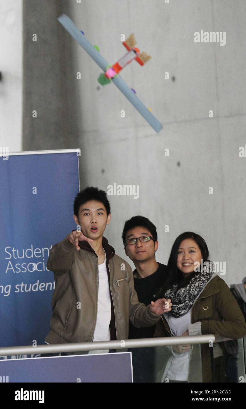 Ein Ingenieur startet sein Papierflugzeug während des Flugwettbewerbs im Aerospace Training Centre in Richmond, Kanada, am 27. Februar 2015. Studenten des British Columbia Institute of Technology nahmen am 6. Jährlichen Wright Brothers Flying Extravaganza Competition am Freitag Teil. KANADA-VANCOUVER-PAPER FLUGZEUG-WETTBEWERB LiangxSen PUBLICATIONxNOTxINxCHN to Engineering Student startet seine Paper Plane während des Flying Competition IM Aerospace Training Centre in Richmond, Kanada Februar 27 2015 Flugzeugwartung Engineering Studenten von British Col Stockfoto