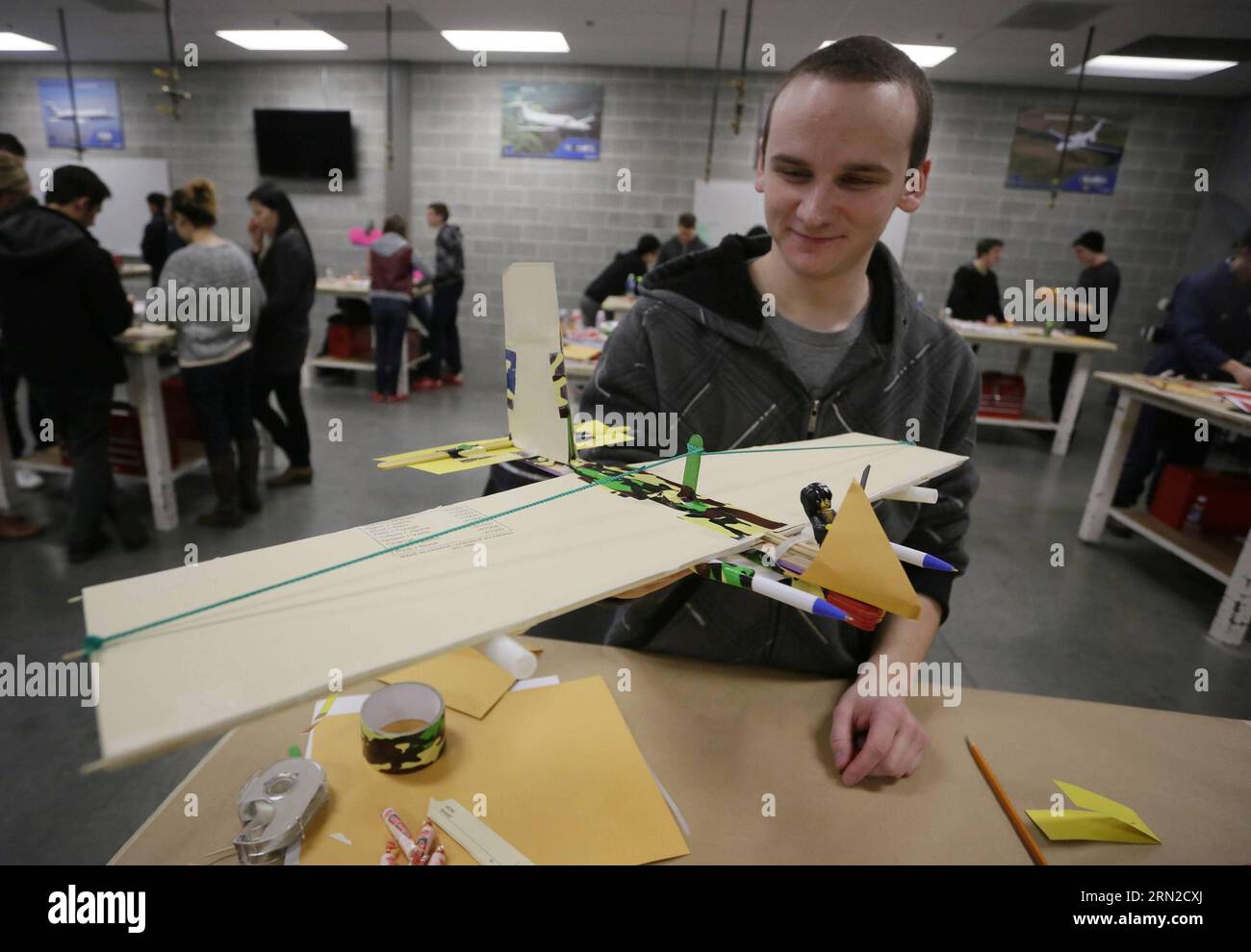Ein Ingenieur prüft seine Papierflugzeugentwicklung beim Wettbewerb der Papierflugzeuge im Aerospace Training Centre in Richmond, Kanada, 27. Februar 2015. Studenten des British Columbia Institute of Technology nahmen am 6. Jährlichen Wright Brothers Flying Extravaganza Competition am Freitag Teil. KANADA-VANCOUVER-PAPER FLUGZEUG-WETTBEWERB LiangxSen PUBLICATIONxNOTxINxCHN zu Engineering Studenten prüft AUF seiner Paper Plane Creation BEIM Paper Plan Flying Wettbewerb IM Aerospace Training Centre in Richmond Kanada Februar 27 2015 Flugzeugwartung Stockfoto