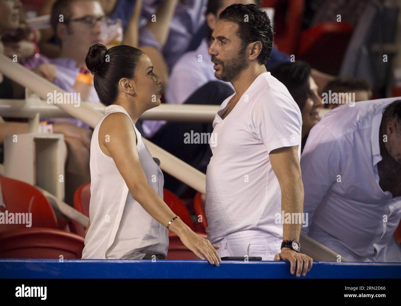 Schauspielerin Eva Longoria (L) und Freund Jose Antonio Baston reagieren beim Finale der Männer-Singles des mexikanischen Tennis Open 2015-Turniers zwischen dem japanischen Kei Nishikori und dem spanischen David Ferrer in Acapulco, Bundesstaat Guerrero, Mexiko, am 28. Februar 2015. Alejandro Ayala) (SP)MEXICO-GUERRERO-TENNIS-OPEN e AlejandroxAyala PUBLICATIONxNOTxINxCHN Stockfoto