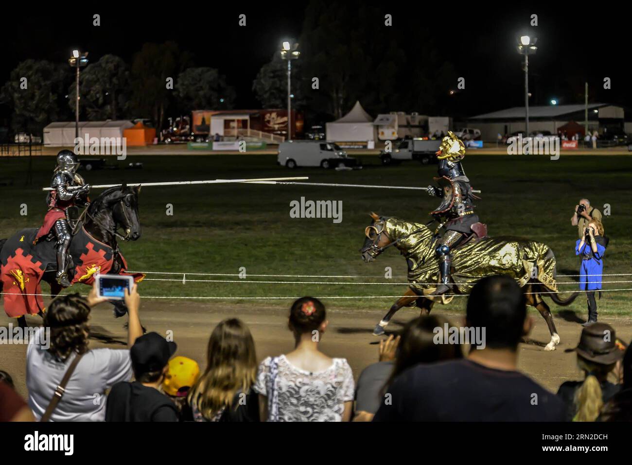 (150301) -- CANBERRA, Leute sehen eine Joust Show während der Royal Canberra Show in Canberra, Australien, 28. Februar 2015. Die Royal Canberra Show, eine seit 1927 jährlich stattfindende landwirtschaftliche Ausstellung der Royal National Capital Agricultural Society, fand hier vom 27. Februar bis 1. März statt. AUSTRALIEN-CANBERRA-ROYAL CANBERRA SHOW JustinxQian PUBLICATIONxNOTxINxCHN Canberra Prominente Sehen Sie sich eine Joust Show während der Royal Canberra Show in Canberra Australien Februar 28 2015 an die Royal Canberra Show, die seit 1927 von der Royal National Capital Agricultural Society What Hero H zur jährlichen Landwirtschaftsshow WIRD Stockfoto