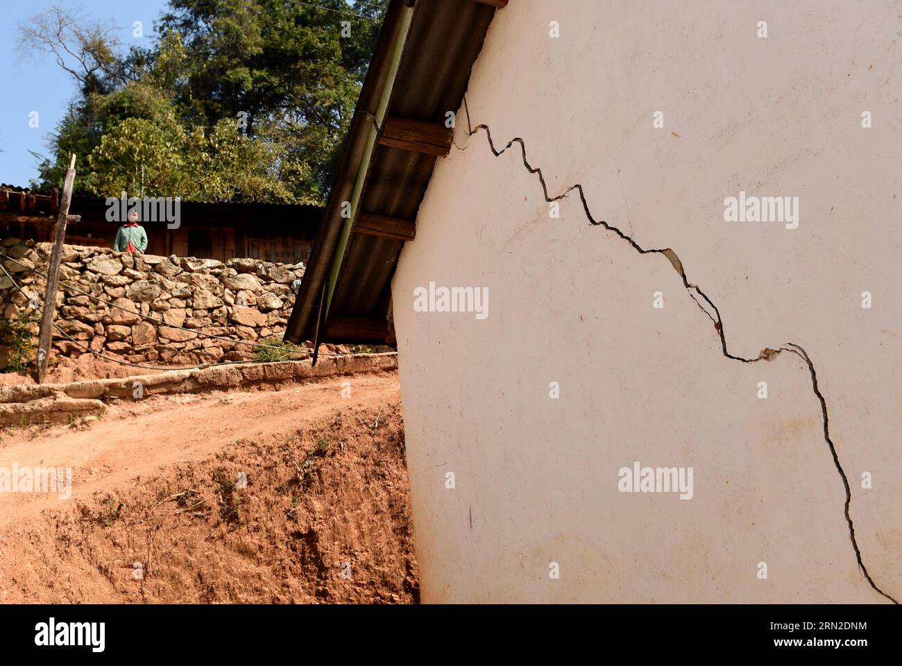 (150302) -- CANGYUAN, 2. März 2015 -- Foto aufgenommen am 2. März 2015 zeigt eine gerissene Mauer an einem Haus im Laipian Village der Gemeinde Mangka im Cangyuan Wa Autonomous County, Provinz Yunnan im Südwesten Chinas, 2. März 2015. 32 Menschen wurden verletzt, nachdem am Sonntag um 1024 Uhr ein Erdbeben der Stärke 5,5 das Cangyuan County der Provinz Yunnan erschütterte. Am Montag, 8 Uhr morgens, hatte das Zittern mehr als 67.000 Einwohner in den Grafschaften Cangyuan und Gengma in Lincang City getroffen und fast 400 Menschen vertrieben, so eine Erklärung des Bürgerbüros der Stadt. Insgesamt 1,0 Stockfoto