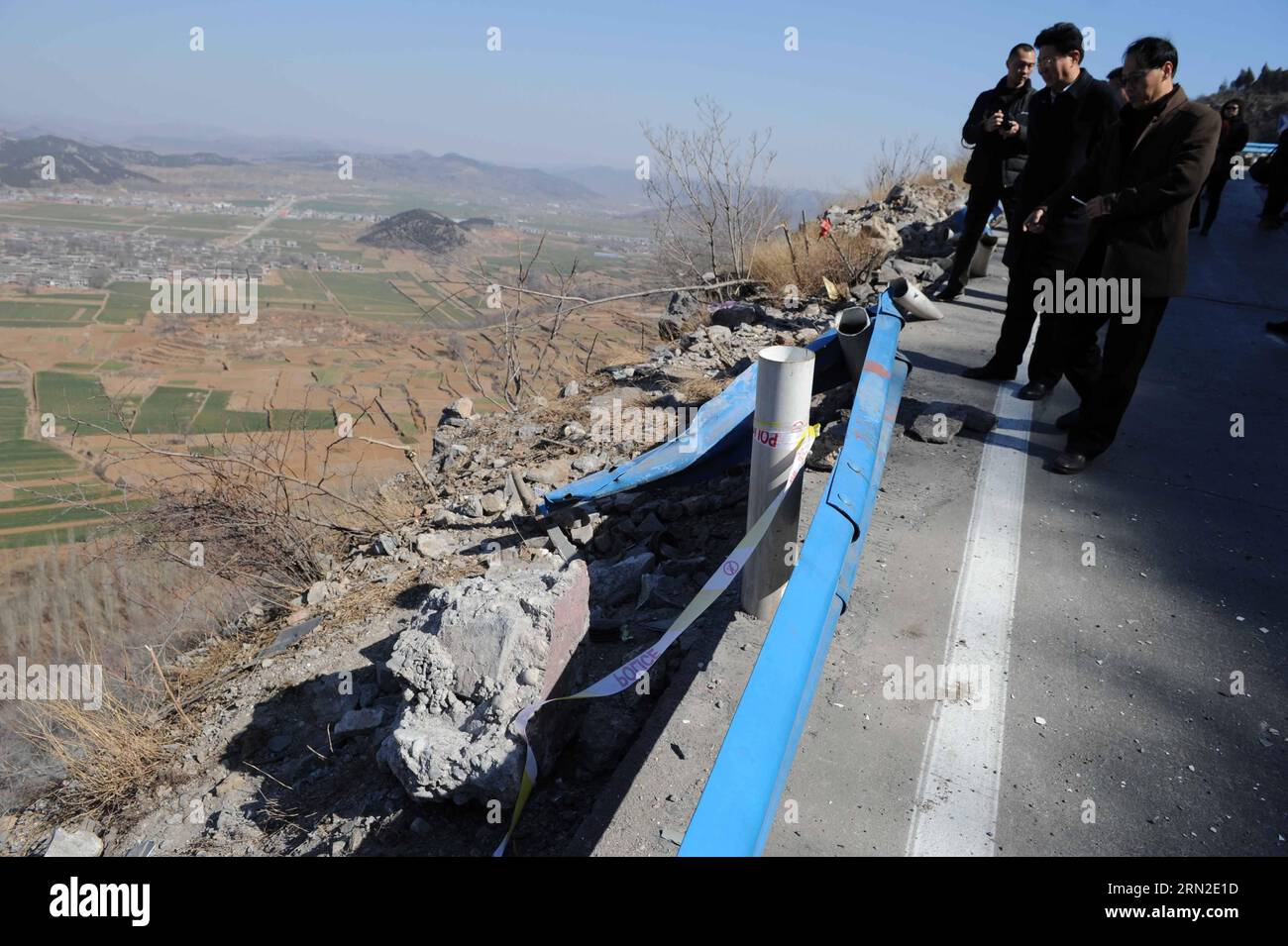 (150303) -- LINZHOU, 3. März 2015 -- Foto vom 3. März 2015 zeigt den Ort eines Verkehrsunfalls, bei dem 20 Menschen in der Stadt Linzhou, der zentralchinesischen Provinz Henan, ums Leben kamen. Zwanzig Tote wurden bestätigt und 13 weitere wurden verletzt, nachdem ein Bus am späten Montagabend in Linzhou City von einer Klippe gefallen war. Der Bus transportierte Mitglieder einer lokalen Operntruppe, als der Unfall in Linzhou, unter der Gerichtsbarkeit der Stadt Anyang, nach Angaben der Stadtverwaltung von Anyang, stattfand. (lfj) CHINA-HENAN-LINZHOU-VERKEHRSUNFALL (CN) ZhuxXiang PUBLICATIONxNOTxINxCHN Linzhou 3. März 2015 Photo Tak Stockfoto