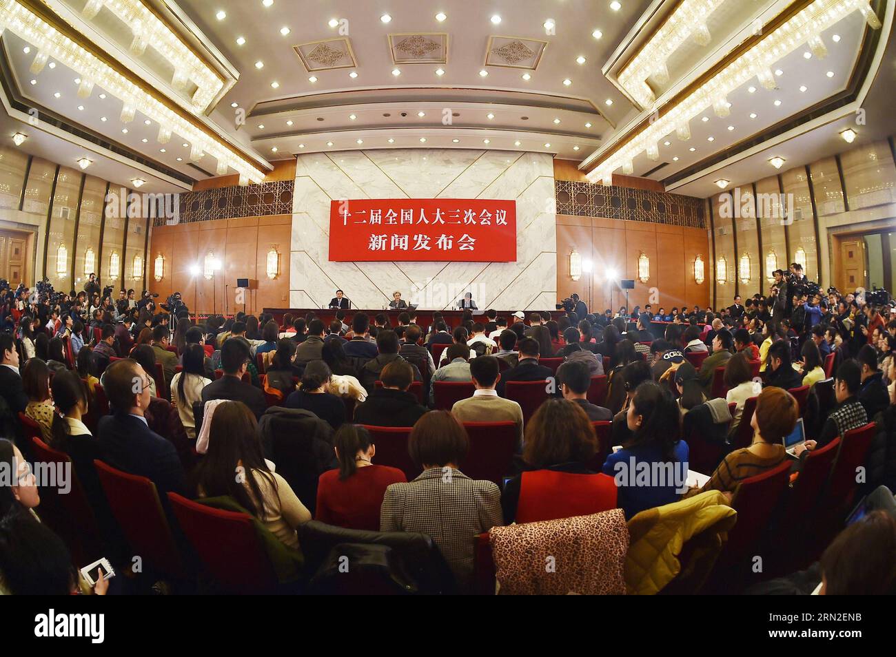 (150304) -- PEKING, 4. März 2015 -- Fu Ying (Back C), Sprecher der dritten Sitzung des 12. Nationalen Volkskongresses Chinas (NPC), spricht an die Pressekonferenz zur Sitzung in der Großen Halle des Volkes in Peking, der Hauptstadt Chinas, am 4. März 2015. Die dritte Sitzung des 12. NPC soll am 5. März in Peking eröffnet werden. ) (Yxb) (ZWEI SITZUNGEN) CHINA-PEKING-NPC-PRESSEKONFERENZ (CN) LixRan PUBLICATIONxNOTxINxCHN Peking 4. März 2015 Fu Ying Back C-Sprecher für die dritte Sitzung des China S 12. National Celebrities S Congress NPC spricht an die Pressekonferenz ÜBER die SE Stockfoto