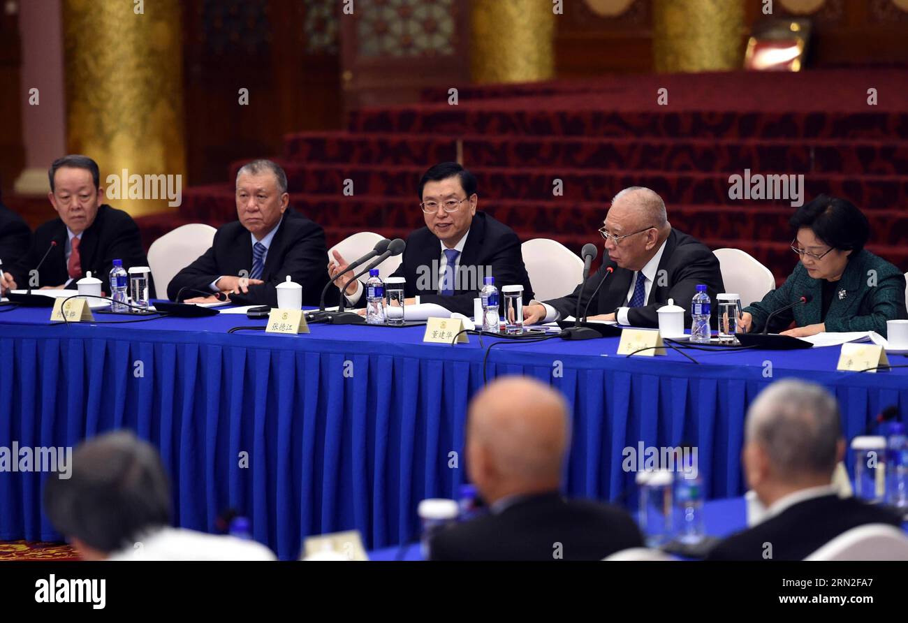 Zhang Dejiang (Back, C), Vorsitzender des Ständigen Ausschusses des Nationalen Volkskongresses Chinas (NPC) und Mitglied des Ständigen Ausschusses des Politischen Büros des Zentralkomitees der Kommunistischen Partei Chinas (CPC), besucht Mitglieder des 12. nationalen Komitees der Politischen Konsultativkonferenz des chinesischen Volkes (CPPCC) aus den Sonderverwaltungsregionen Hongkong und Macau und nimmt an der Podiumsdiskussion in Peking, Hauptstadt Chinas, am 4. März 2015 Teil. ) (Yxb) (ZWEI SITZUNGEN) CHINA-PEKING-CPPCC-ZHANG DEJIANG(CN) RaoxAimin PUBLICATIONxNOTxINxCHN Zhang Dejiang Back C Vorsitzender Stockfoto