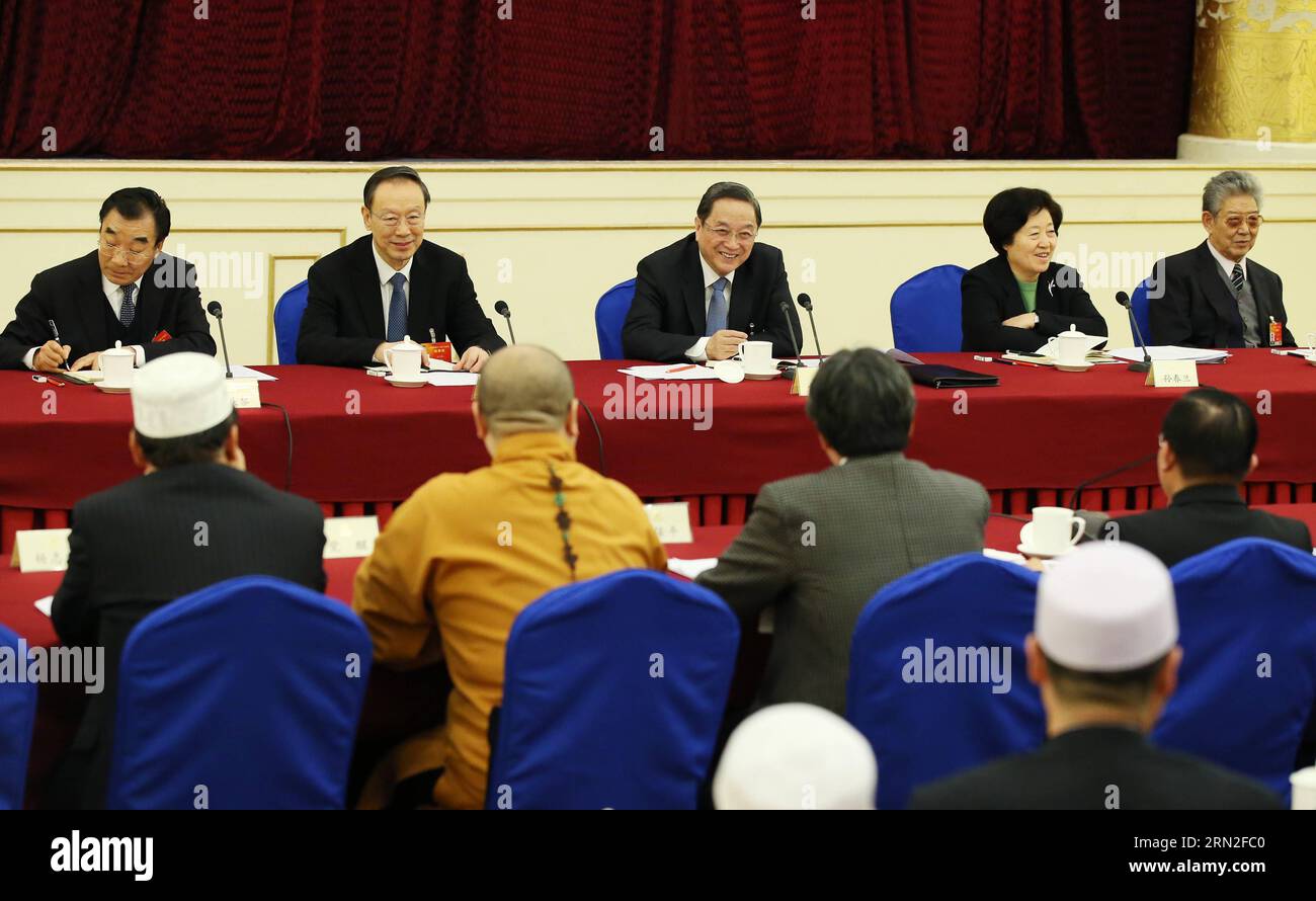 Yu Zhengsheng (Back, C), Vorsitzender des Nationalen Komitees der Politischen Konsultativkonferenz des chinesischen Volkes (CPPCC) und Mitglied des Ständigen Komitees des Politischen Büros der Kommunistischen Partei Chinas (CPC), besucht Mitglieder des 12. nationalen Komitees der Politischen Konsultativkonferenz des chinesischen Volkes (CPPCC) aus dem religiösen Sektor und nimmt an der Podiumsdiskussion in Peking, Hauptstadt Chinas, am 4. März 2015 Teil. ) (Yxb) (ZWEI SITZUNGEN) CHINA-PEKING-CPPCC-YU ZHENGSHENG(CN) YaoxDawei PUBLICATIONxNOTxINxCHN Yu Zheng Sheng Back C Vorsitzender der Nati Stockfoto