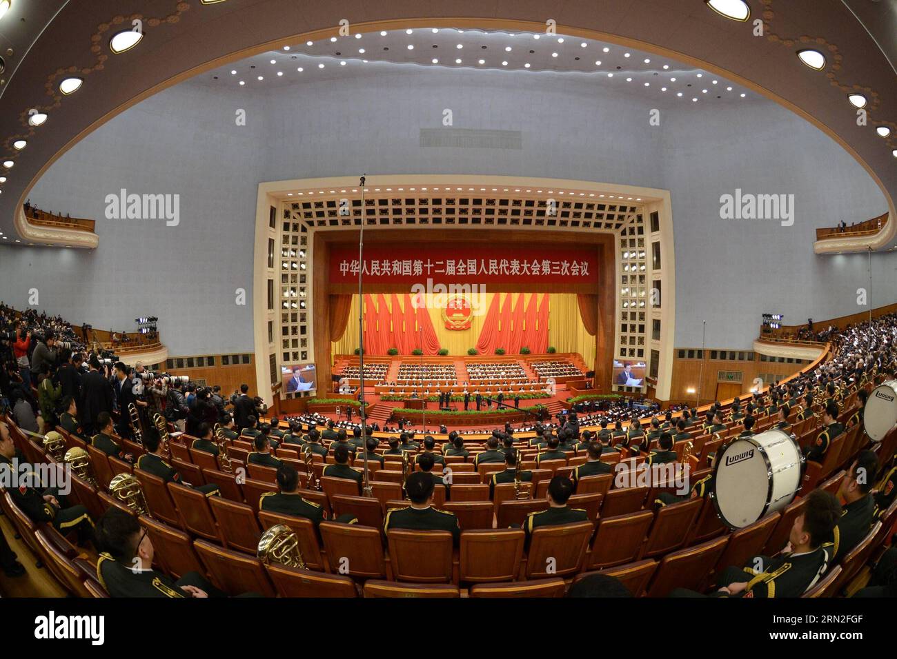 (150305) -- PEKING, 5. März 2015 -- die dritte Sitzung des 12. Nationalen Volkskongresses Chinas (NPC) wird in der Großen Halle des Volkes in Peking, Hauptstadt Chinas, am 5. März 2015 eröffnet. ) (Yxb) CHINA-BEIJING-NPC-OPENING (CN) GaoxJie PUBLICATIONxNOTxINxCHN Peking 5. März 2015 die dritte Sitzung des China S 12th National Celebrities S Congress NPC wird in der Großen Halle der Prominenten in Peking Hauptstadt von China eröffnet 5. März 2015 China Beijing NPC Opening CN PUBLICATIONxNOTxINxCHN Stockfoto