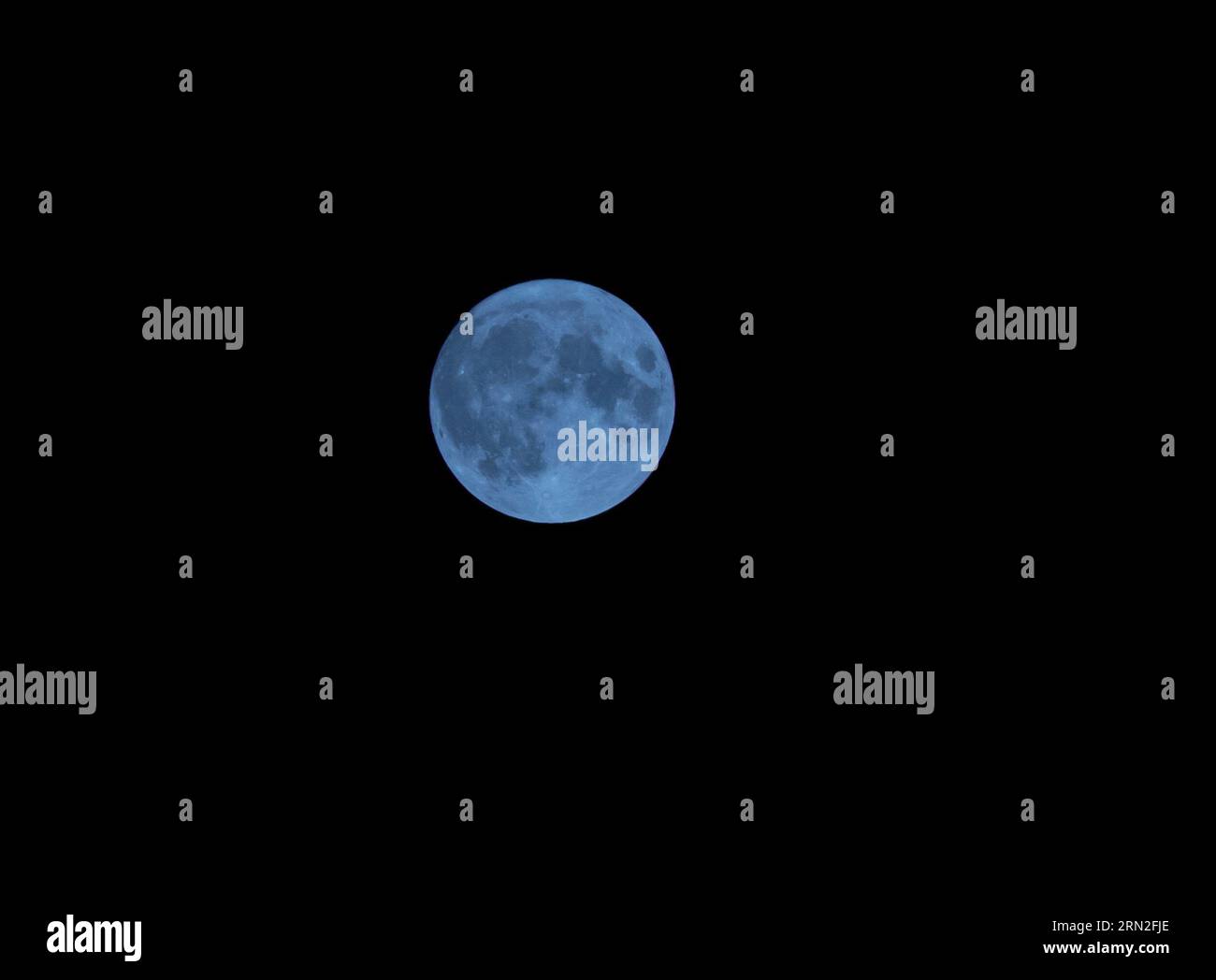 Der superblaue Mond am Himmel über Brighton. Der blaue Mond bezieht sich auf den zweiten Vollmond in einem Kalendermonat, der alle zwei oder drei Jahre stattfindet. Dieser ist auch Supermond, wenn der Mond etwa 14 % größer und 30 % heller am Himmel erscheint, wenn er seinen nächsten Punkt zur Erde erreicht. Stockfoto
