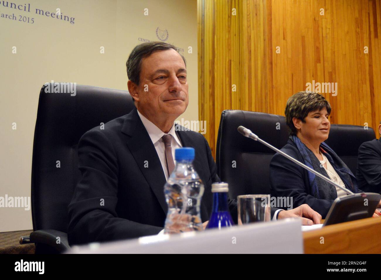 NICOSIA, 5. März 2015 -- der Präsident der Europäischen Zentralbank (EZB) Mario Draghi (L) spricht auf der Pressekonferenz nach einer Sitzung des EZB-Rats in der zyprischen Hauptstadt Nicosia, 5. März 2015. Die EZB sagte am Donnerstag, dass ihr quantitatives Easing-Programm (QE) am 9. März beginnen wird. (Zjy) ZYPERN-NICOSIA-EZB-QE StefanosxKouratzis PUBLICATIONxNOTxINxCHN Nicosia 5. März 2015 der EZB-Präsident der Europäischen Zentralbank Mario Draghi l sprach AUF der Pressekonferenz nach einer Sitzung des EZB-Rats in der zyprischen Hauptstadt Nikosia AM 5. März 2015 sagte die EZB AM Donnerstag Thatcher IT Stockfoto