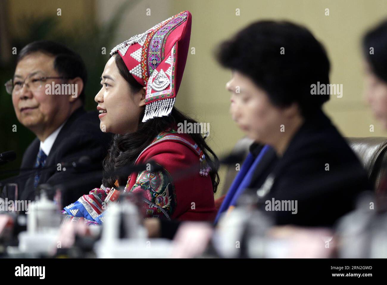 (150307) -- PEKING, 7. März 2015 -- Li Xinrong (2. L), Abgeordneter des 12. Nationalen Volkskongresses Chinas (NPC), beantwortet Fragen während einer Pressekonferenz für die dritte Sitzung des 12. NPC zur Gleichstellung der Geschlechter in Peking, Hauptstadt Chinas, 7. März 2015. ) (Yxb) (ZWEI SITZUNGEN) CHINA-BEIJING-NPC-GENGER GLEICHSTELLUNGS-PRESSE-KONFERENZ (CN) YinxGang PUBLICATIONxNOTxINxCHN Peking 7. März 2015 verließ Xinrong 2. L einen Stellvertreter in China S 12. Nationale Prominente S Kongress NPC Antworten Fragen während einer Pressekonferenz für DIE dritte Sitzung des 12. NPC ZUR Gleichstellung in Peking Hauptstadt Stockfoto