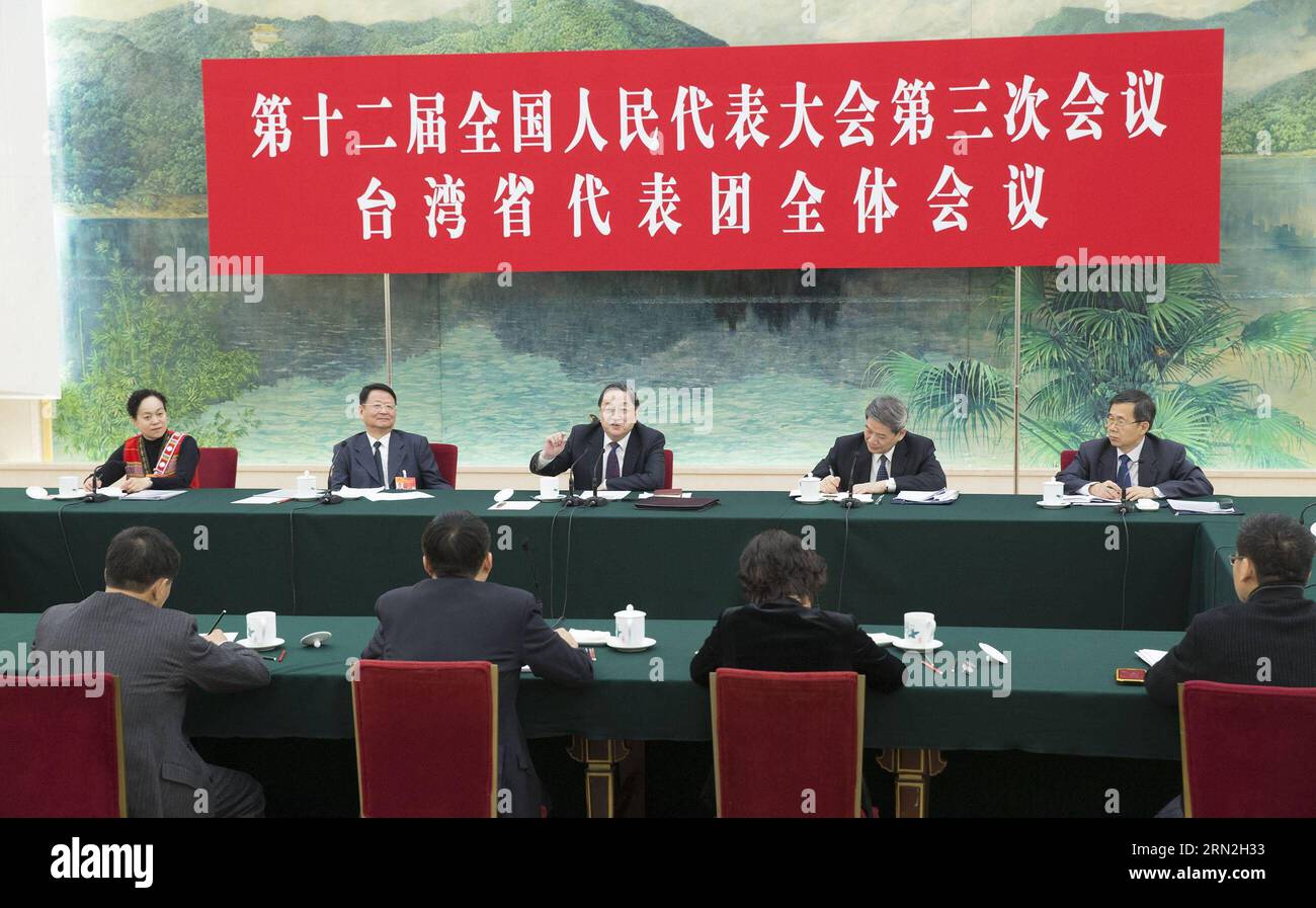 (150307) -- PEKING, 7. März 2015 -- Yu Zhengsheng (Back C), Vorsitzender des Nationalen Komitees der Politischen Konsultativkonferenz des chinesischen Volkes (CPPCC) und Mitglied des Ständigen Komitees des Politischen Büros der Kommunistischen Partei Chinas (CPC), nimmt an einer Podiumsdiskussion der Abgeordneten des 12. Nationalen Volkskongresses (NPC) aus dem Südostchinesischen Taiwan Teil, die während der dritten Sitzung des 12. NPC in Peking, der Hauptstadt Chinas, am 7. März 2015 stattfand. ) (Yxb) (ZWEI SITZUNGEN)CHINA-BEIJING-NPC-PANEL DISCUSSION-YU ZHENGSHENG (CN) HuangxJingwen PUBLICATIONxNOTxINxCHN bei Stockfoto