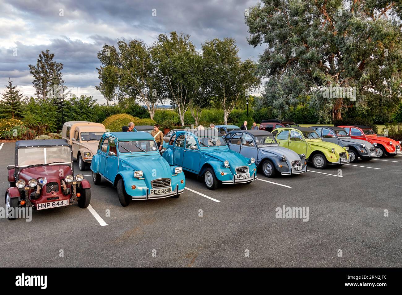 Citroen 2CV Cars standen bei einem Club-Mitgliedertreffen an. Warwickshire, England, Großbritannien Stockfoto