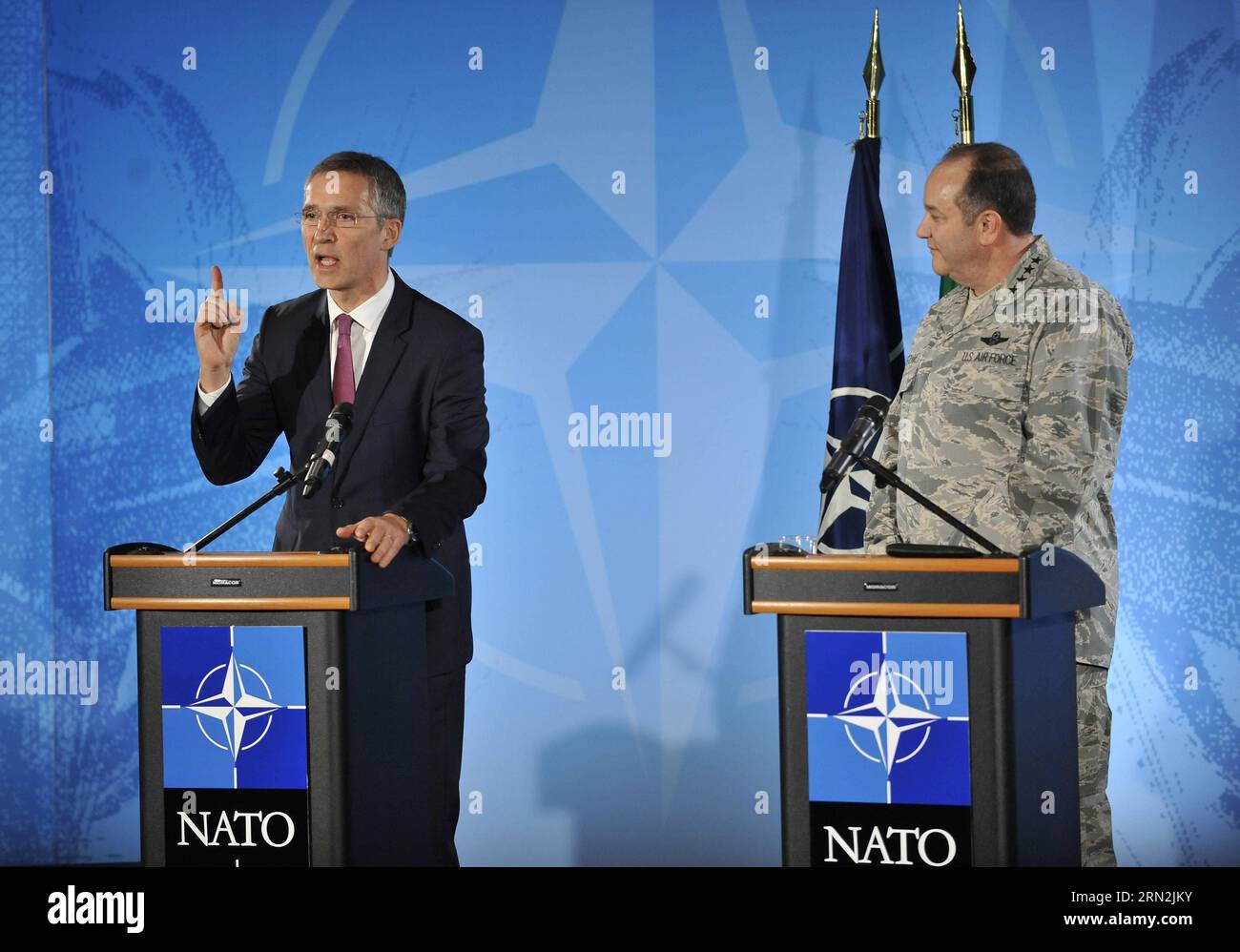 (150311) -- BRÜSSEL, 11. März 2015 -- NATO-Generalsekretär Jens Stoltenberg (L) und der Oberste alliierte Befehlshaber Europa (SACEUR) General Philip Breedlove nehmen am 11. März 2015 an einer Pressekonferenz im Obersten NATO-Hauptquartier Alliierte Mächte Europa (SHAPE) in der Nähe von Mons von Belgien Teil. ) BELGIEN-NATO-FÖRMIGES HAUPTQUARTIER-PRESSEKONFERENZ YexPingfan PUBLICATIONxNOTxINxCHN Brüssel 11. März 2015 NATO-Generalsekretär Jens Stoltenberg l und der Oberste ALLIIERTE Befehlshaber Europa SACEUR-General Philip Breedlove nehmen an einer Pressekonferenz IM Obersten NATO-Hauptquartier der ALLIIERTEN Mächte Europa Shape IN der Nähe von Mon Teil Stockfoto