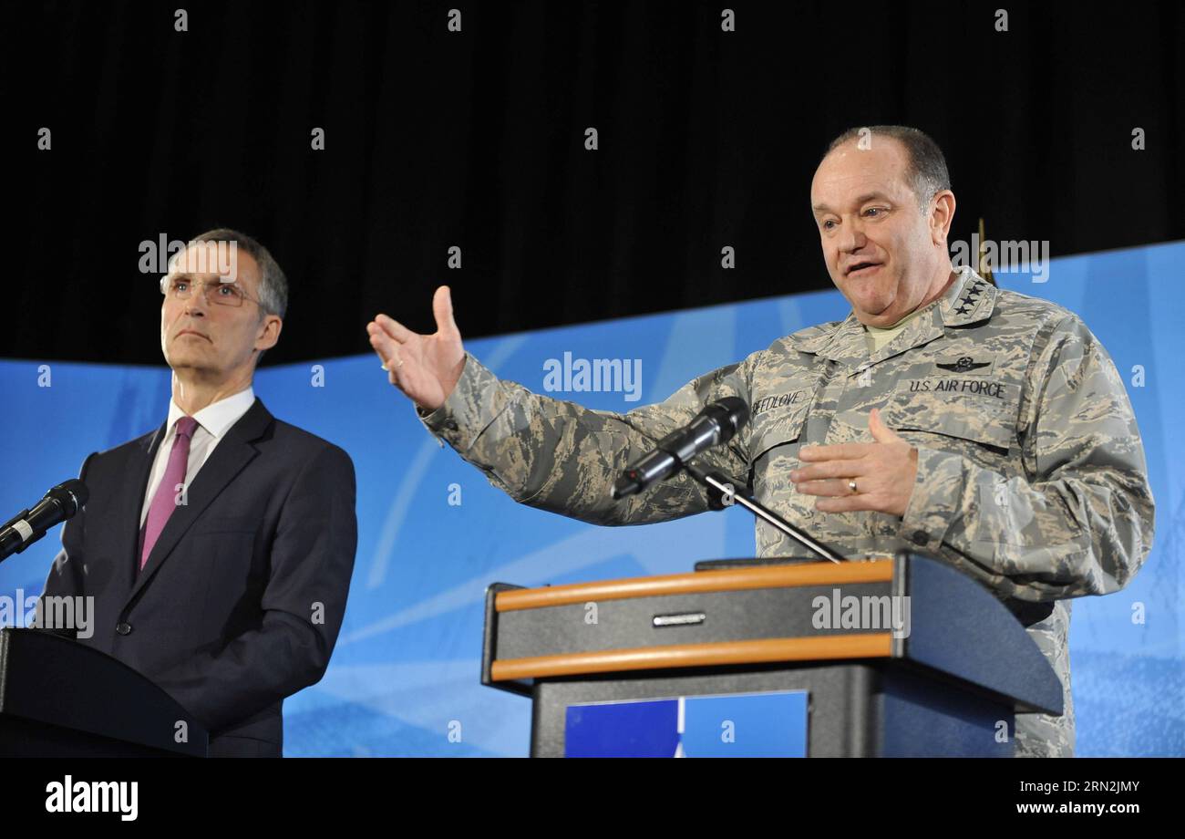 (150311) -- BRÜSSEL, 11. März 2015 -- NATO-Generalsekretär Jens Stoltenberg (L) und der Oberste alliierte Befehlshaber Europa (SACEUR), General Philip Breedlove, nehmen an einer Pressekonferenz im Obersten NATO-Hauptquartier Alliierte Mächte Europa (SHAPE) in der Nähe von Mons von Belgien, 11. März 2015, Teil. ) BELGIEN-NATO-FÖRMIGE HAUPTQUARTIER-PRESSEKONFERENZ YexPingfan PUBLICATIONxNOTxINxCHN Brüssel 11. März 2015 NATO-Generalsekretär Jens Stoltenberg l und der Oberste ALLIIERTE Befehlshaber Europa SACEUR-General Philip Breedlove nehmen an einer Pressekonferenz IM Obersten NATO-Hauptquartier der ALLIIERTEN Mächte Europa Shape in der Nähe von Mons Teil Stockfoto