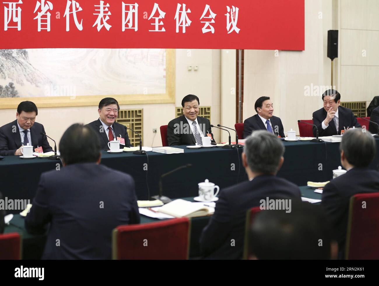 (150312) -- PEKING, 12. März 2015 -- Liu Yunshan (Back, C), Mitglied des Ständigen Ausschusses des Politischen Büros des Zentralkomitees der Kommunistischen Partei Chinas (KPCh) und Sekretär des Sekretariats des Zentralkomitees der KPCh, nimmt an einer Podiumsdiskussion der Abgeordneten des 12. Nationalen Volkskongresses (NPC) aus der nordwestchinesischen Provinz Shaanxi Teil, die während der dritten Sitzung des 12. NPC in Peking, der Hauptstadt Chinas, am 12. März 2015 stattfand. ) (Yxb) (ZWEI SITZUNGEN) CHINA-BEIJING-NPC-PANEL DISCUSSION-LIU YUNSHAN (CN) DingxLin PUBLICATIONxNOTxINxCHN Peking 12. März 2015 Liu Yunshan Back C A Stockfoto