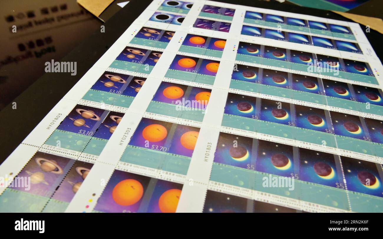 (150312) -- HONG KONG, 12. März 2015 -- Foto aufgenommen am 12. März 2015 zeigt eine Reihe von Briefmarken über astronomische Phänomene auf einer Pressekonferenz der Hong Kong Post in Hongkong, Südchina. Die Hong Kong Post wird die Briefmarken und damit zusammenhängende Gegenstände am 17. März ausstellen. ) (wyl) CHINA-HONG KONG-STAMP-ISSUANCE (CN) HexJingjia PUBLICATIONxNOTxINxCHN Hong KONG Mar 12 2015 Foto aufgenommen AM 12. März 2015 zeigt eine Briefmarkensammlung über astronomische Phänomene AUF einer Pressekonferenz Held der Hong Kong Post in Hongkong Südchina Hong Kong Post wird die Briefmarken und VERWANDTE Gegenstände AUF ausstellen 17. März China Hong Kong Sta Stockfoto