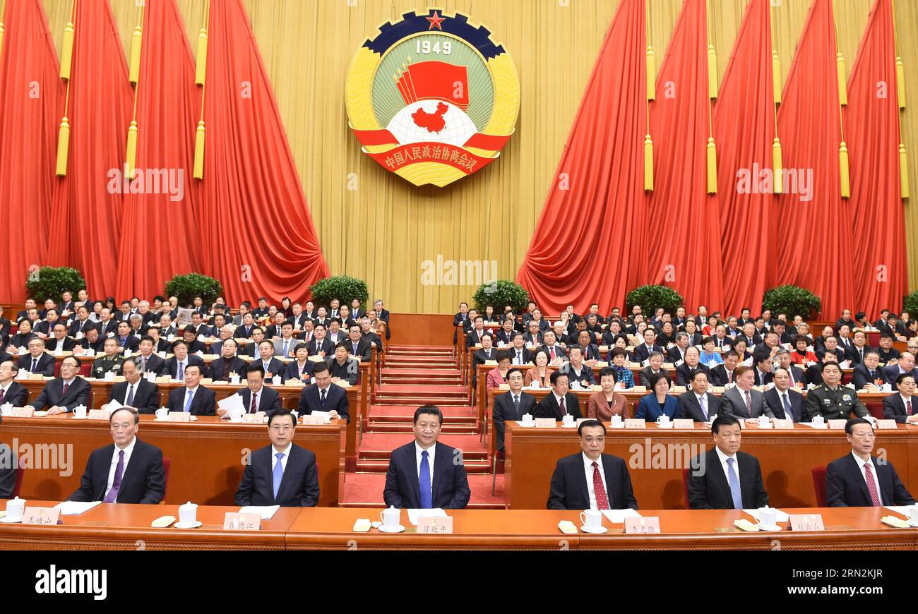 (150313) -- PEKING, 13. März 2015 -- Top Kommunistische Partei Chinas (KPCh) und Staatsführer Xi Jinping (Front, 3. L), Li Keqiang (Front, 3. R), Zhang Dejiang (Front, 3. R) L), Liu Yunshan (Front, 2. R), Wang Qishan (Front, 1. L) und Zhang Gaoli (Front, 1. R) nehmen an der Abschlusssitzung der dritten Sitzung des 12. nationalen Komitees der Politischen Konsultativkonferenz des chinesischen Volkes (CPPCC) in der Großen Halle des Volkes in Peking Teil. Hauptstadt Chinas, 13. März 2015. ) (Yxb) (ZWEI SITZUNGEN) CHINA-PEKING-CPPCC-CLOSING MEETING-LEADERS (CN) LixXueren PUBLICATIONxNOTxINxCHN Beijing M Stockfoto