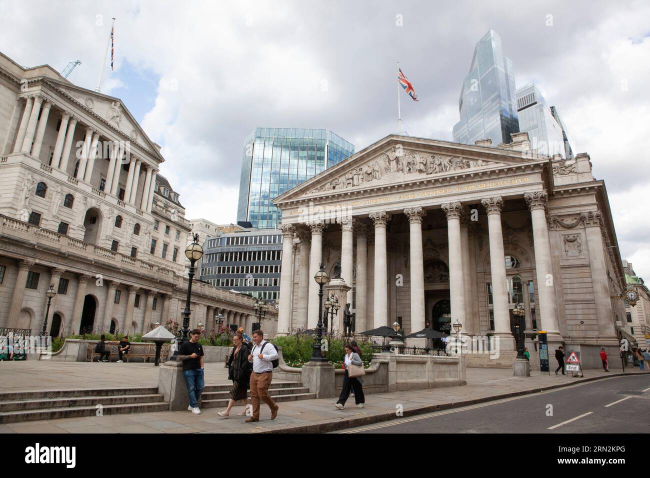 London, Großbritannien. 30. August 2023. Die Bank of England (links) in der City of London. Der Chefökonom der Bank, Huw Pill, hat darauf hingewiesen, dass weitere Zinsanstiege genutzt werden könnten, um ihre Takget-Inflationsrate von 2% zu erreichen. Die Inflation im Vereinigten Königreich beträgt derzeit 6,8 %. Quelle: Anna Watson/Alamy Live News Stockfoto