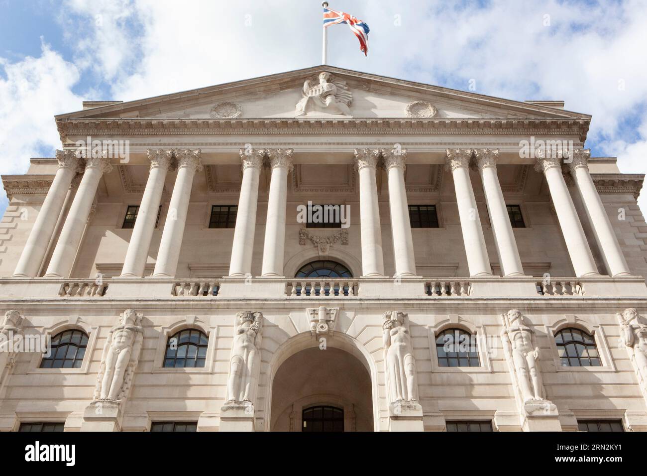 London, Großbritannien. 30. August 2023. Die Bank of England in der City of London. Der Chefökonom der Bank, Huw Pill, hat darauf hingewiesen, dass weitere Zinsanstiege genutzt werden könnten, um ihre Takget-Inflationsrate von 2% zu erreichen. Die Inflation im Vereinigten Königreich beträgt derzeit 6,8 %. Quelle: Anna Watson/Alamy Live News Stockfoto