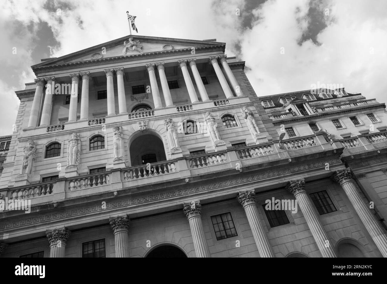 London, Großbritannien. 30. August 2023. Die Bank of England in der City of London. Der Chefökonom der Bank, Huw Pill, hat darauf hingewiesen, dass weitere Zinsanstiege genutzt werden könnten, um ihre Takget-Inflationsrate von 2% zu erreichen. Die Inflation im Vereinigten Königreich beträgt derzeit 6,8 %. Quelle: Anna Watson/Alamy Live News Stockfoto