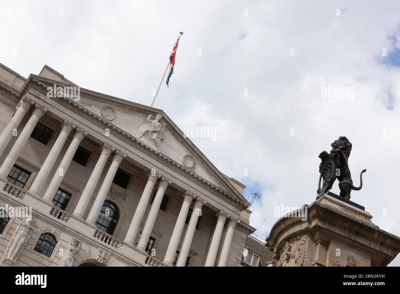 London, Großbritannien. 30. August 2023. Die Bank of England in der City of London. Der Chefökonom der Bank, Huw Pill, hat darauf hingewiesen, dass weitere Zinsanstiege genutzt werden könnten, um ihre Takget-Inflationsrate von 2% zu erreichen. Die Inflation im Vereinigten Königreich beträgt derzeit 6,8 %. Quelle: Anna Watson/Alamy Live News Stockfoto