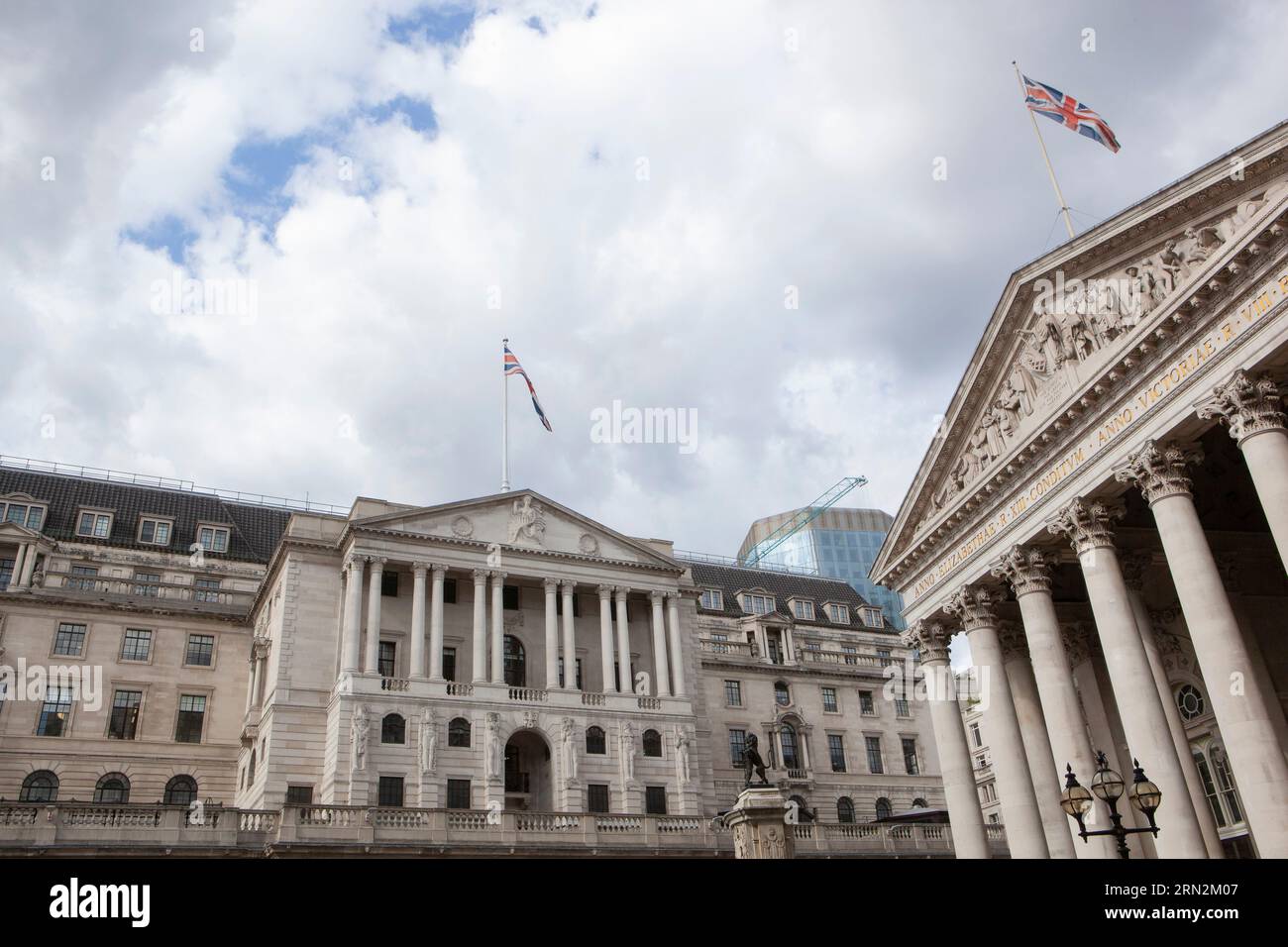 London, Großbritannien. 30. August 2023. Die Bank of England (links) in der City of London. Der Chefökonom der Bank, Huw Pill, hat darauf hingewiesen, dass weitere Zinsanstiege genutzt werden könnten, um ihre Takget-Inflationsrate von 2% zu erreichen. Die Inflation im Vereinigten Königreich beträgt derzeit 6,8 %. Quelle: Anna Watson/Alamy Live News Stockfoto