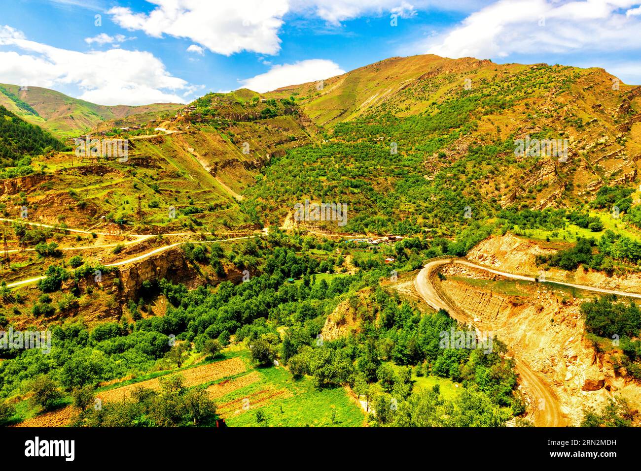 Blick von oben auf eine Berghöhle in den Bergen von Dagestan Stockfoto