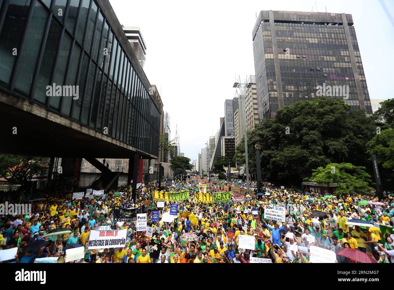 (150315) -- SAO PAULO, 15. März 2015 -- Demonstranten schreien Parolen während eines Protestes gegen die Regierung des brasilianischen Präsidenten Dilma Rousseff in Sao Paulo, Brasilien, am 15. März 2015. Oppositionsgruppen forderten am Sonntag in ganz Brasilien zu Protesten gegen die Verwaltung der Regierung von Rousseff und die angeprangerten Fälle von Korruption auf, vor allem gegen den, der das staatliche Ölunternehmen Petrobras betrifft. Rahel Patrasso) (jp) BRASILIEN-SAO PAULO-SOCIETY-PROTEST e RahelxPatrasso PUBLICATIONxNOTxINxCHN Sao Paulo 15. März 2015 Demonstrant brüllt Parolen während eines Protestes gegen die Regierung der Stockfoto