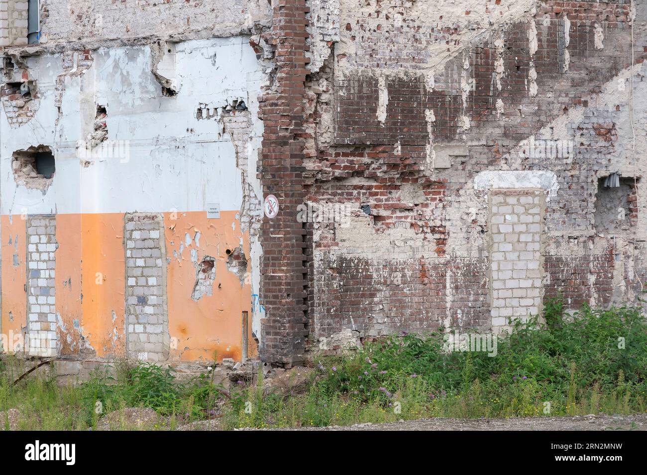 Reste alter Industriehallen auf dem Gelände der ehemaligen Clouth Werke und Seekabel AG in Köln-Nippes. Stockfoto