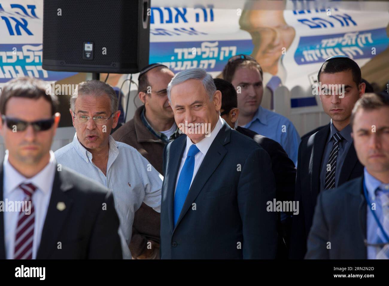 (150316) -- JERUSALEM, 16. März 2015 -- der israelische Premierminister Benjamin Netanjahu (C) nimmt am 16. März 2015 an einem Feldzug in der jüdischen Siedlung Har Homa in Ostjerusalem Teil. Der israelische Premierminister Benjamin Netanjahu sagte am Montag auf einer israelischen Nachrichtenwebsite, dass es keinen palästinensischen Staat geben werde, wenn er bei den Nationalwahlen am Dienstag gewählt werde. ISRAEL-ELECTIONS-NETANYAHU-CAMPAIGN-ADDRESS JINI PUBLICATIONxNOTxINxCHN Jerusalem 16. März 2015 der israelische Premierminister Benjamin Netanyahu C nimmt AM 16. März 2015 an einem Feldzug in der jüdischen Siedlung Har Homa in Ostjerusalem Teil Stockfoto