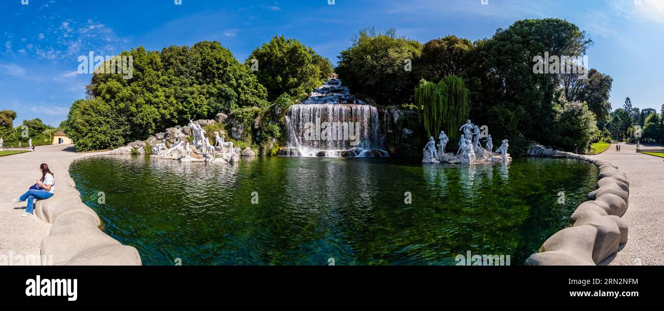 Panoramablick auf den Diana- und Actaeon-Brunnen mit Wasserfall im Giardini Reali Parco Reggia di Caserta. Stockfoto