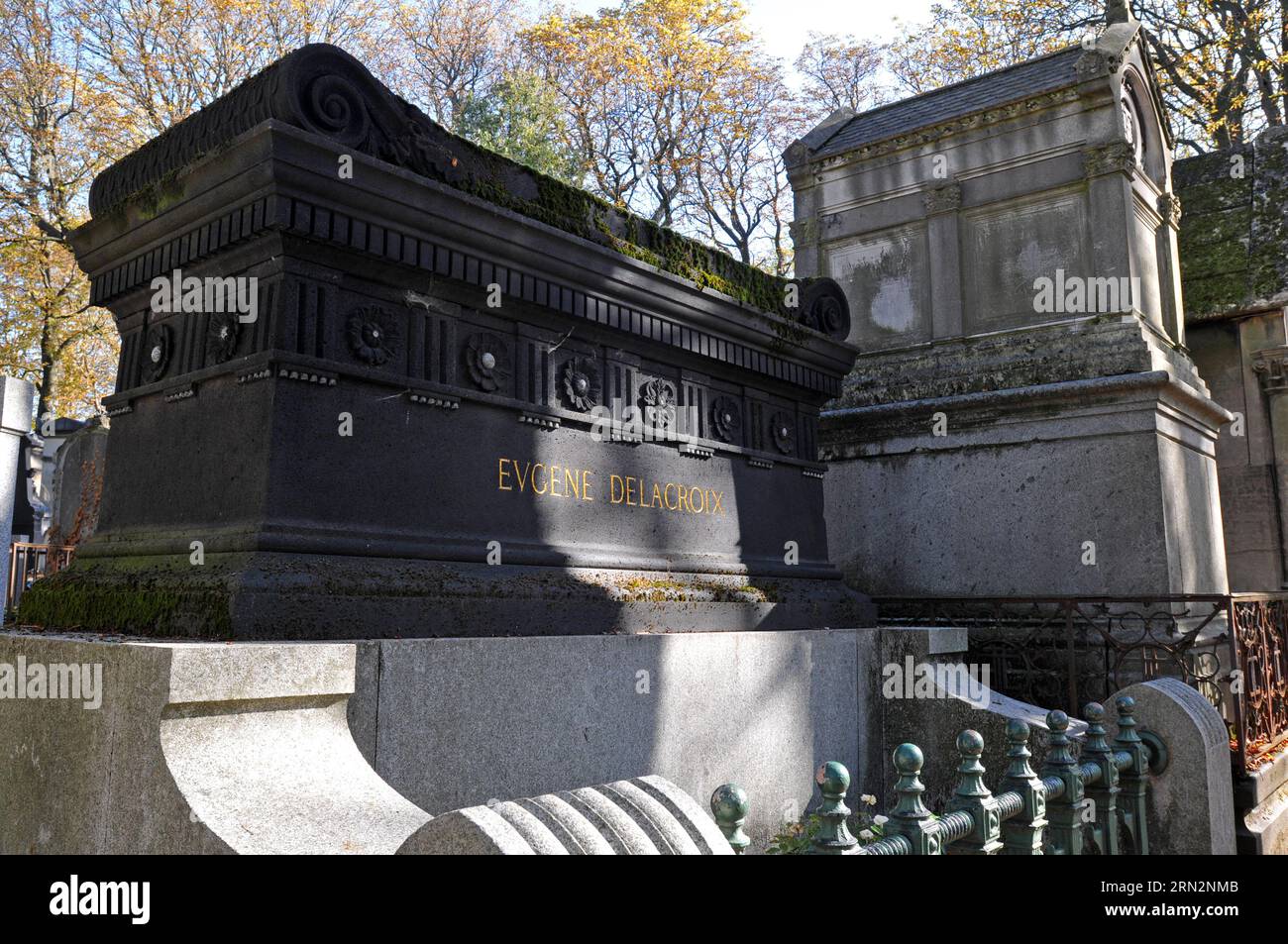 Das schwarze Grab des französischen Künstlers Eugène Delacroix auf dem Pariser Friedhof Père-Lachaise. Stockfoto