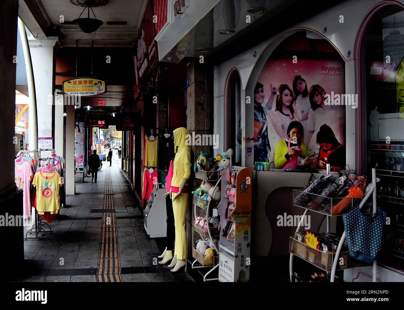Das Foto vom 8. März 2015 zeigt eine Qilou-Handelsstraße in der Stadt Zhongshan in der südchinesischen Provinz Guangdong. Qilou-Gebäude, oder Arkadenhäuser, waren zuerst in Europa beliebt und wurden dann in die Welt eingeführt. Chinas erstes Qilou-Gebäude wurde in Guangzhou, der Hauptstadt der südchinesischen Provinz Guangdong, gebaut, die auch zu den ersten Küstenstädten gehört, die ausländische Kultur aufnehmen und mit der Modernisierung beginnen. In den 30er und 40er Jahren setzte sich die Qilou-Architektur in den südlichen Teilen Chinas wie Guangdong, Guangxi, Hainan und Fujian durch und wurde allmählich zu einem markanten architektonischen Meisterwerk Stockfoto