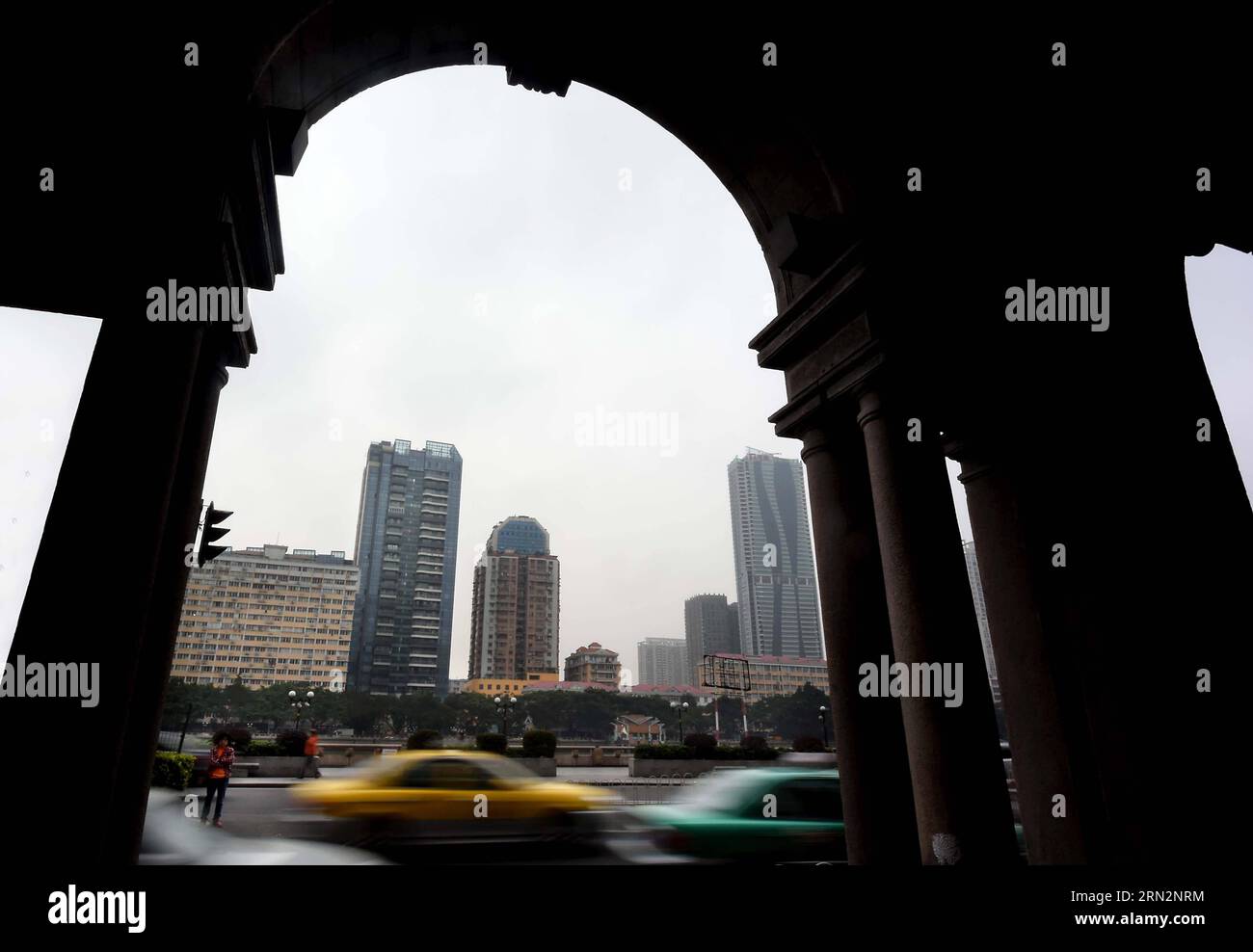 Das Foto vom 28. Januar 2014 zeigt ein bogenförmiges Fenster eines Qilou-Gebäudes in Guangzhou, der Hauptstadt der südchinesischen Provinz Guangdong. Qilou-Gebäude, oder Arkadenhäuser, waren zuerst in Europa beliebt und wurden dann in die Welt eingeführt. Chinas erstes Qilou-Gebäude wurde in Guangzhou, der Hauptstadt der südchinesischen Provinz Guangdong, gebaut, die auch zu den ersten Küstenstädten gehört, die ausländische Kultur aufnehmen und mit der Modernisierung beginnen. In den 30er und 40er Jahren setzte sich die Qilou-Architektur in den südlichen Teilen Chinas wie Guangdong, Guangxi, Hainan und Fujian durch, und sie wurde allmählich zu einem Alleinstellungsmerkmal Stockfoto