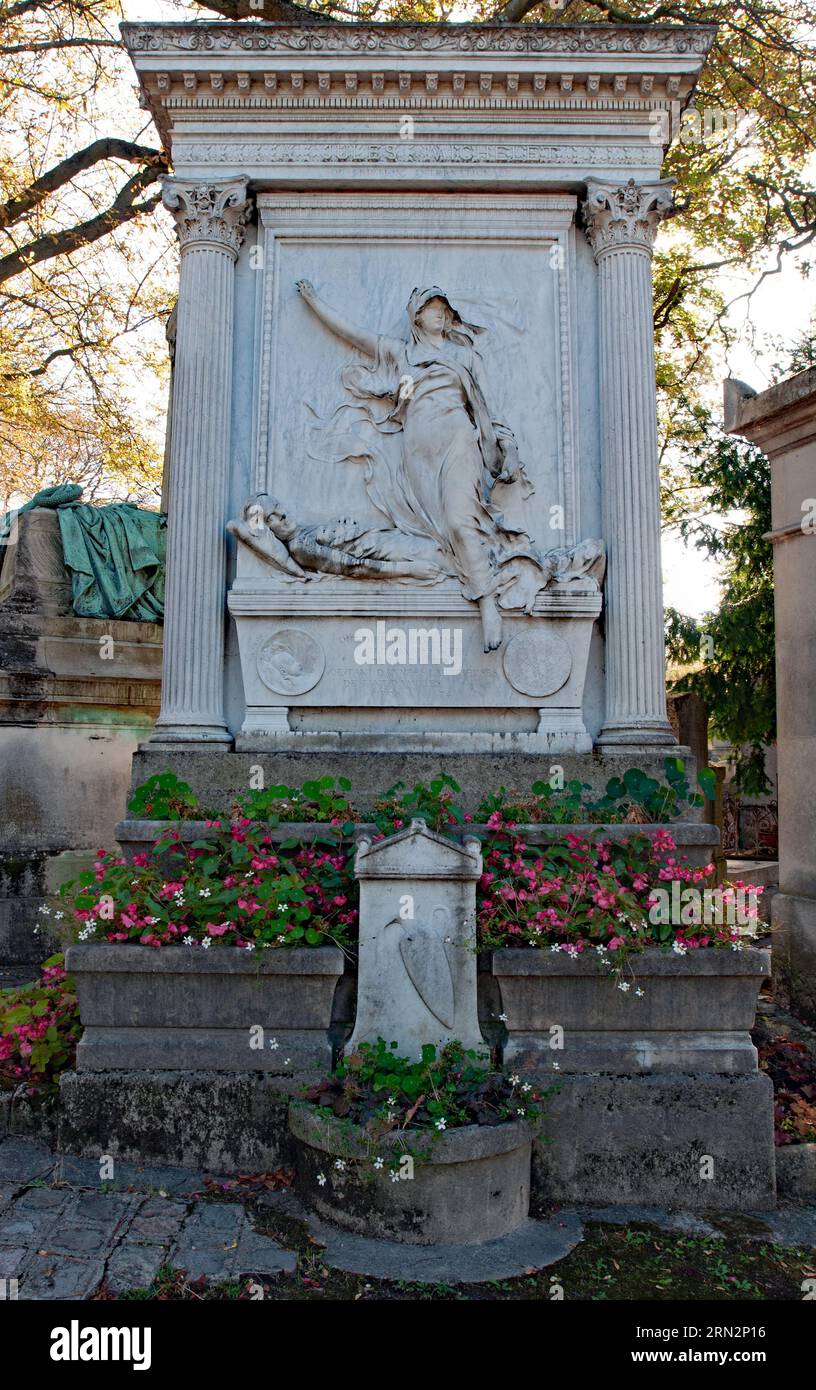 Das kunstvolle Grab des französischen Historikers und Schriftstellers Jules Michelet auf dem Pariser Friedhof Père Lachaise, entworfen von Jean-Louis Pascal. Stockfoto