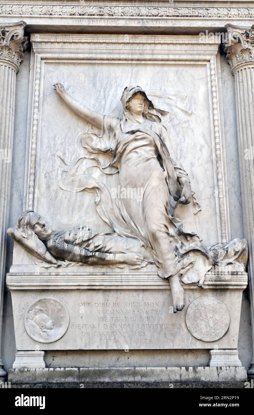 Detail mit Skulpturen auf dem kunstvollen Grab des französischen Historikers und Schriftstellers Jules Michelet auf dem Pariser Friedhof Père Lachaise. Stockfoto