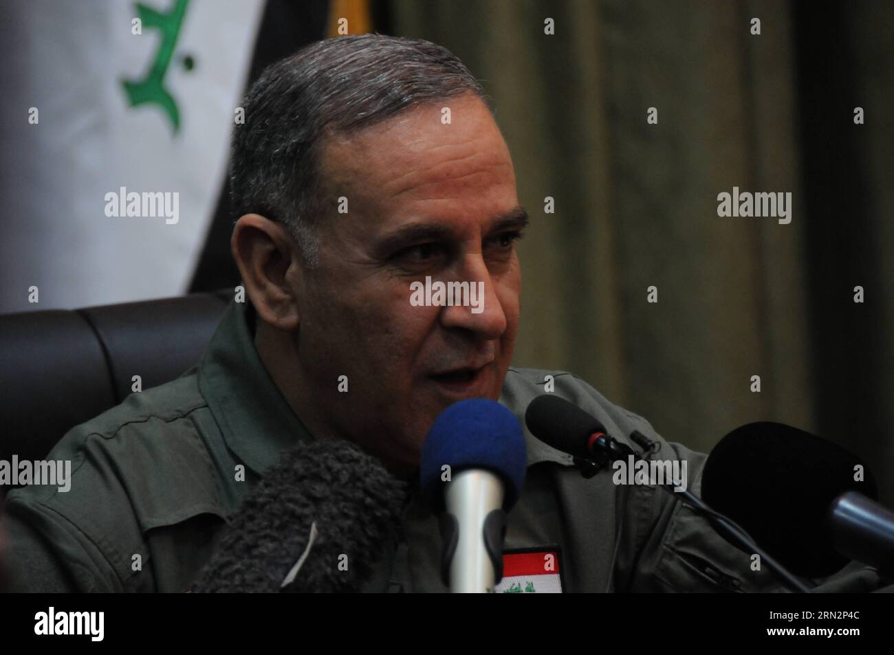 (150318) -- BAGDAD, 18. März 2015 -- irakischer Verteidigungsminister Khaled al-Obeidi (C) spricht auf einer Pressekonferenz in Bagdad, Irak, 18. März 2015. Der irakische Verteidigungsminister sagte am Mittwoch, dass die westliche Provinz des Landes Anbar entscheidend für eine größere Offensive zur Befreiung der Stadt Mossul von den IS-Militanten sei, während die Auseinandersetzungen mit IS-Militanten im Westen der irakischen Hauptstadt Bagdad fortgesetzt würden. IRAK-BAGDAD-PRESSEKONFERENZ-VERTEIDIGUNGSMINISTER KhaleemxKadhim PUBLICATIONxNOTxINxCHN Bagdad 18. März 2015 irakische Verteidigungsminister Khaled Al Obeidi C spricht AUF einer Pressekonferenz Stockfoto