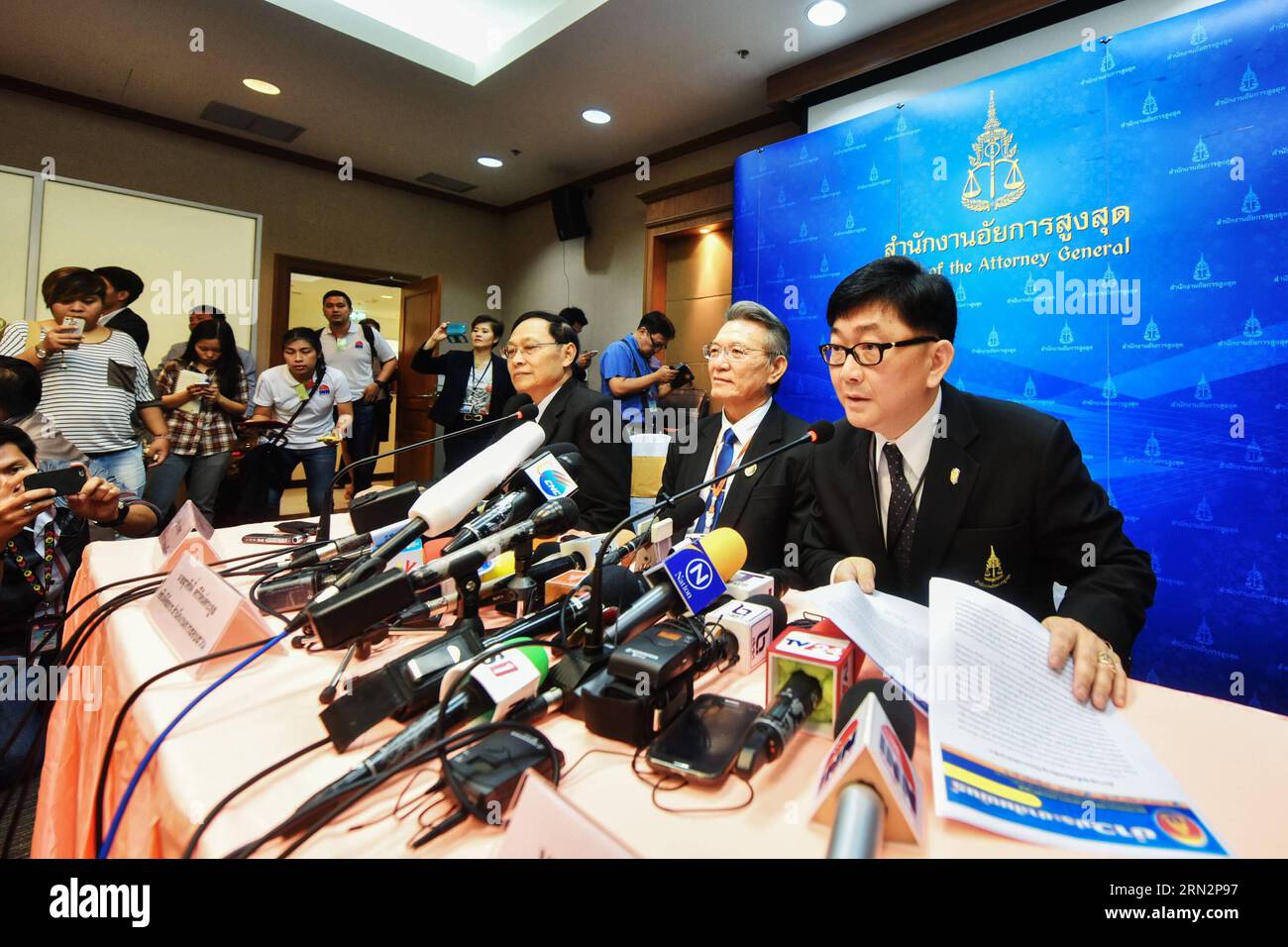 (150319) -- BANGKOK, 19. März 2015 -- das Büro des Generalstaatsanwalts von Thailand hält eine Pressekonferenz über die Entscheidung des Obersten Gerichtshofs ab, eine Strafanzeige gegen den ehemaligen Premierminister Yingluck Shinawatra in Bangkok, Thailand, am 19. März 2015 anzunehmen. Die Strafabteilung des Obersten Gerichtshofs von Thailand für Inhaber des Politischen Amtes beschloss am Donnerstag, ein Strafverfahren gegen den ehemaligen Premierminister Yingluck Shinawatra wegen angeblicher Misshandlungen in einem umstrittenen Reisverpfändungssystem anzunehmen. THAILAND-BANGKOK-OBERSTER GERICHTSHOF-YINGLUCK-STRAFANZEIGE LixMangmang PUBLICATIONxNOTxINxCHN Bangkok Stockfoto
