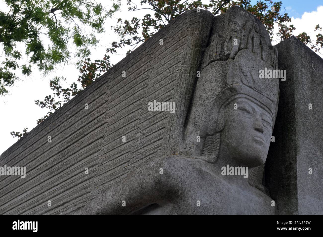 Detail der Skulptur von Jacob Epstein am Grab des irischen Dichters und Dramatikers Oscar Wilde auf dem Pariser Friedhof Père Lachaise. Stockfoto