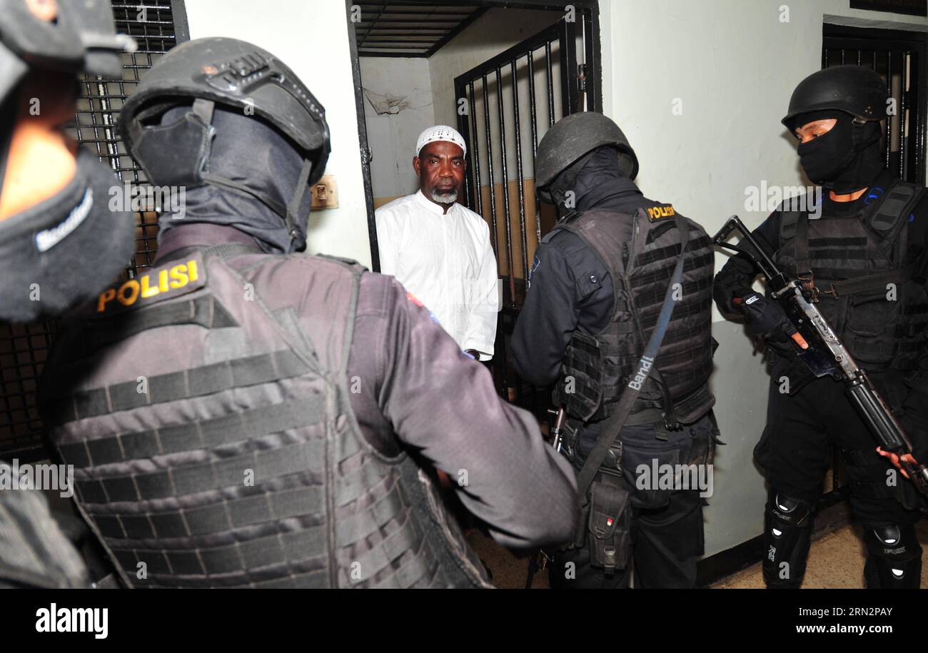 (150319) -- JAKARTA, 19. März 2015 -- Martin Anderson, ein ghanaischer Staatsangehöriger, der sich in der Todeszelle befindet, nachdem er wegen Drogendelikten verurteilt wurde, wird von bewaffneten Polizeibeamten nach einer Gerichtsverhandlung zur gerichtlichen Überprüfung seiner Todesstrafe in Jakarta, Indonesien, am 19. März 2015 begleitet. Anderson gehört zu neun ausländischen Drogenkriminellen, die trotz Appellen mehrerer ihrer Regierungen hingerichtet werden müssen. ) INDONESIEN-JAKARTA-DROGENSTRAFGERICHT ANHÖRUNG Zulkarnain PUBLICATIONxNOTxINxCHN Jakarta 19. März 2015 Martin Anderson sagte, ein Ghana Staatsangehöriger, der IN DER Todeszelle IST, nachdem er wegen Drogenentzug verurteilt wurde Stockfoto