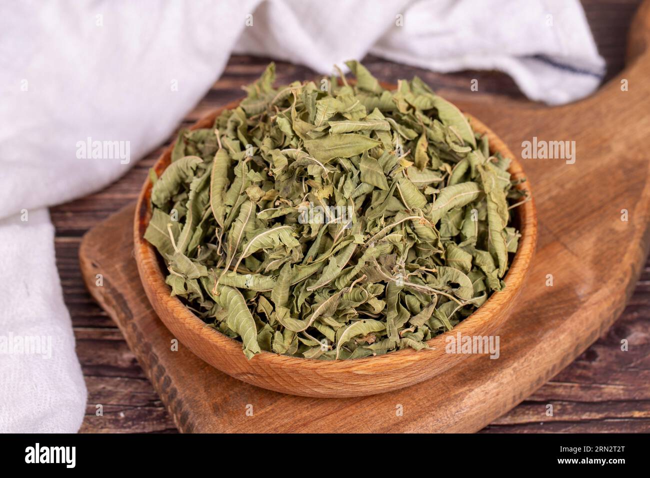 Getrockneter Balsamtee. Sonnengetrocknete Zitronenmelisse Teeblätter in Holzschale. Kräutermedizin Stockfoto