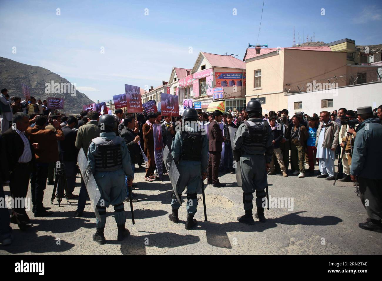 (150323) -- KABUL, 23. März 2015 -- afghanische Polizisten beobachten, während Mitglieder der Solidaritätspartei Afghanistans an einem Protest an dem Ort teilnehmen, an dem ein Mob eine Frau in Kabul, Afghanistan, am 23. März 2015 zu Tode schlug. Ein wütender Mob schlug eine Frau zu Tode und verbrannte ihren Körper am 19. März, weil er angeblich eine Kopie des Korans in Kabul verbrannt hatte, sagten Polizeibeamte. AFGHANISTAN-KABUL-PROTEST Rahmin PUBLICATIONxNOTxINxCHN KABUL 23. März 2015 afghanische Polizisten beobachten, während Mitglieder der Solidaritätspartei Afghanistans an einem Protest an der Stelle teilnehmen, an der ein Mob eine Frau in Kabul zu Tode schlug Stockfoto