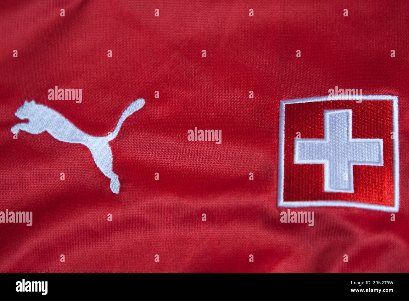 Puma-Logo und Schweizer Flagge auf einem Schweizer Nationaltrikot Stockfoto