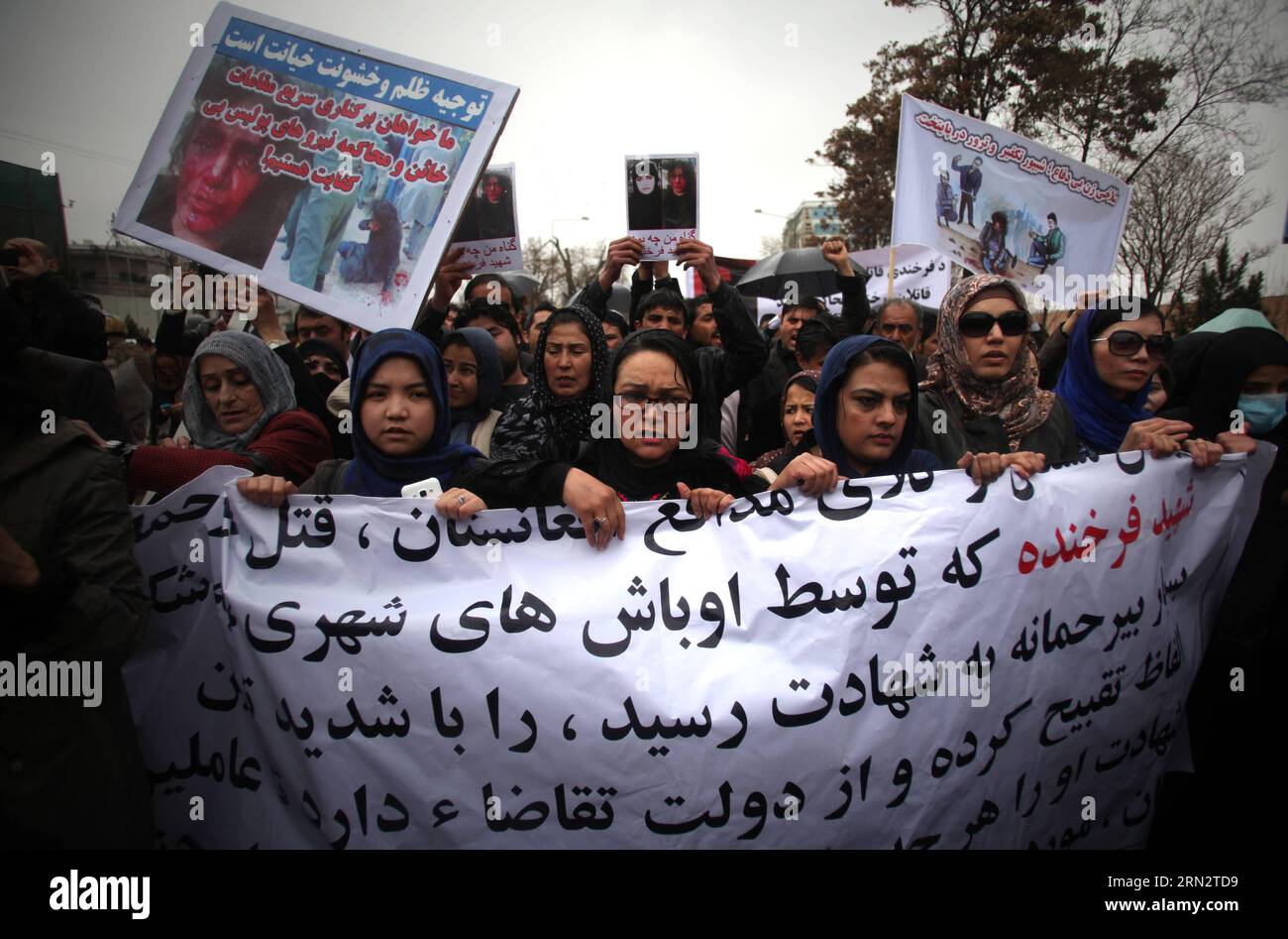 (150324) -- KABUL, 24. März 2015 -- afghanische Menschen nehmen an einem Protest Teil, der Gerechtigkeit für eine Frau fordert, die am 24. März 2015 in Kabul, Afghanistan, zu Tode geschlagen wurde. Ein wütender Mob schlug eine Frau zu Tode und verbrannte ihren Körper am 19. März, weil er angeblich eine Kopie des Korans in Kabul verbrannt hatte, sagten Polizeibeamte. )(azp) AFGHANISTAN-KABUL-PROTEST AhmadxMassoud PUBLICATIONxNOTxINxCHN KABUL 24. März 2015 afghanische Prominente nehmen an einem Protest Teil, der Gerechtigkeit für eine Frau fordert, die AM 24. März 2015 zu Angry Mob eine Frau zu Tode geschlagen und AM 19. März ihren Körper für Allegdl verbrannt hat Stockfoto