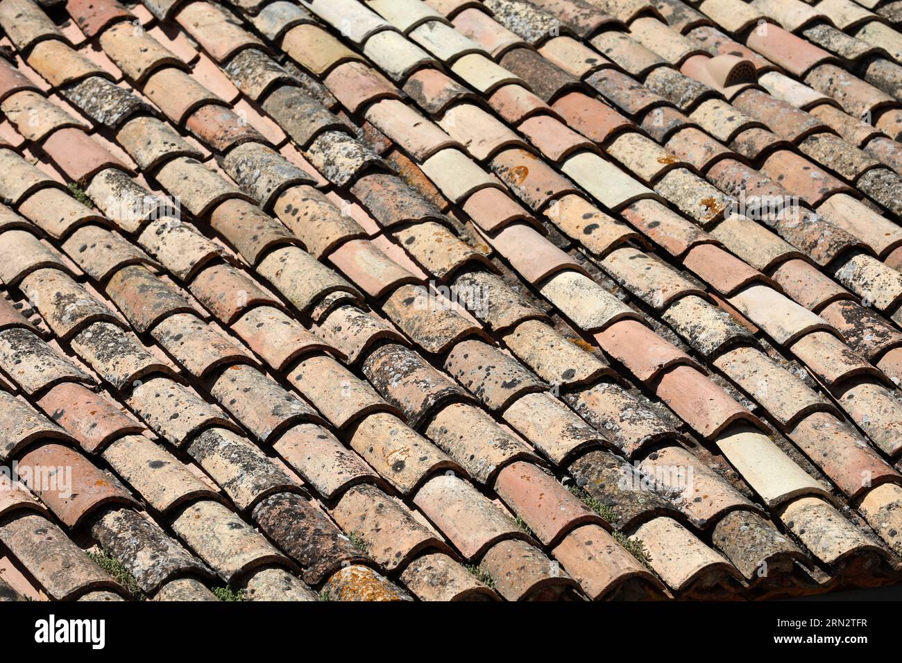 Dachziegel auf einem Hausdach Stockfoto