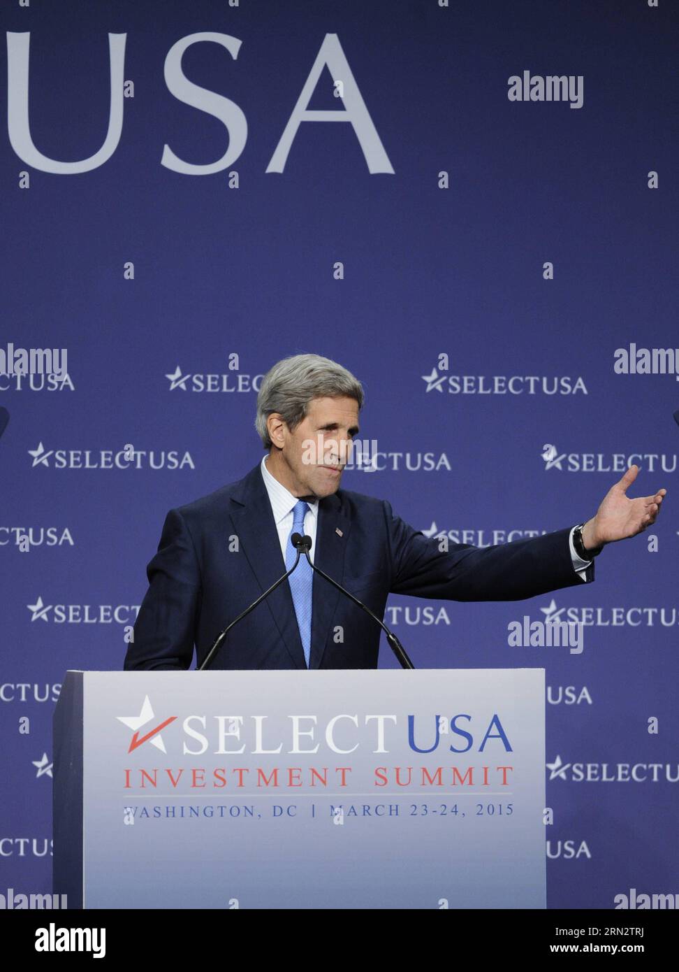 (150325) -- WASHINGTON D.C., US-Außenminister John Kerry spricht auf dem SelectUSA Investment Summit 2015 in Washington Metropolitan Area, USA, am 24. März 2015. Kerry forderte am Dienstag den Kongress auf, der Regierung Barack Obama die Trade Promotion Authority (TPA) zu gewähren, um die laufenden Freihandelsgespräche effizienter abzuschließen. ) US-WASHINGTON D.C.-SELECTUSA-INVESTITIONSGIPFEL BaoxDandan PUBLICATIONxNOTxINxCHN Washington D C US-Außenminister John Kerry spricht AUF dem Investitionsgipfel 2015 in der Metropolregion Washington am 24. März 2015 Ke Stockfoto