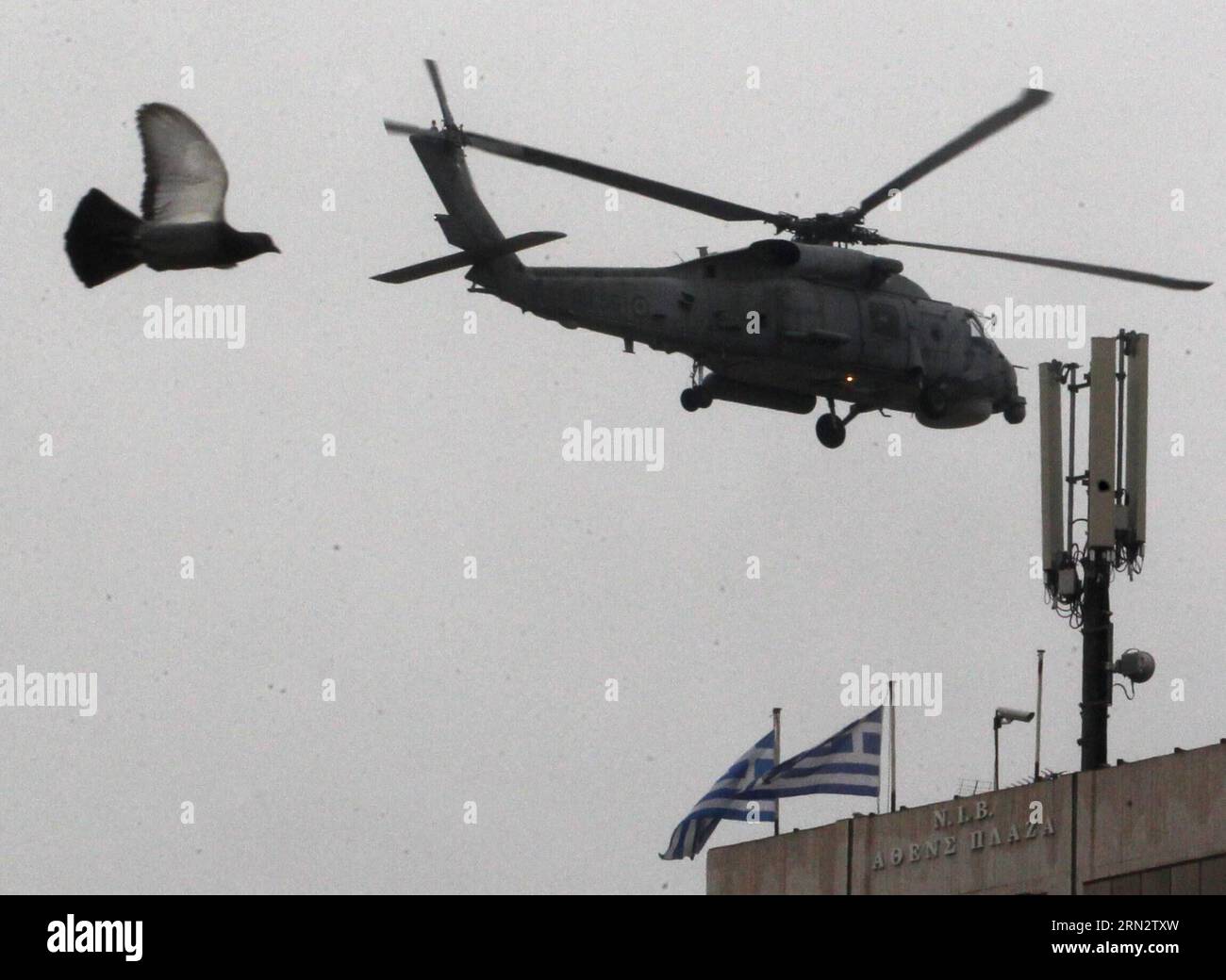 (150325) -- ATHEN, 25. März 2015 -- Ein Militärhubschrauber nimmt am 25. März 2014 an der Parade zum Unabhängigkeitstag in Athen Teil. Der Unabhängigkeitstag markiert den Beginn der griechischen Revolution gegen die osmanische Herrschaft im Jahr 1821. (Zhf) GRIECHENLAND-ATHEN-UNABHÄNGIGKEITSTAG MariosxLolos PUBLICATIONxNOTxINxCHN Athen März 25 2015 ein Militärhubschrauber nimmt an der UNABHÄNGIGKEITSPARADE in Athen Griechenland AM 25 2014. März Teil der Unabhängigkeitstag markiert den Beginn der griechischen Revolution gegen die OSMANISCHE Herrschaft in 1821 Griechenland Athen der Unabhängigkeitstag MARIOSXLOLOS PUBLICATIONxNOTxINxCHN Stockfoto