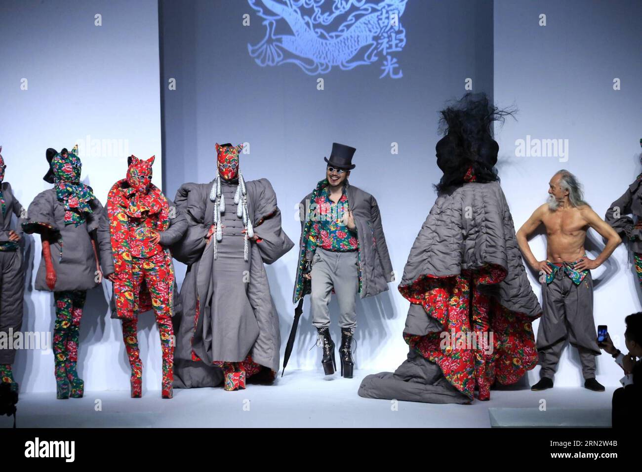 PEKING, 25. März 2015 -- Models präsentieren Kreationen von Sheguang Hu während der China Fashion Week Herbst/Winter 2015/2016 in Peking, Hauptstadt von China, 25. März 2015. ) (mt) CHINA-BEIJING-FASHION WEEK-SHEGUANG HU(CN) LixMingfang PUBLICATIONxNOTxINxCHN Stockfoto